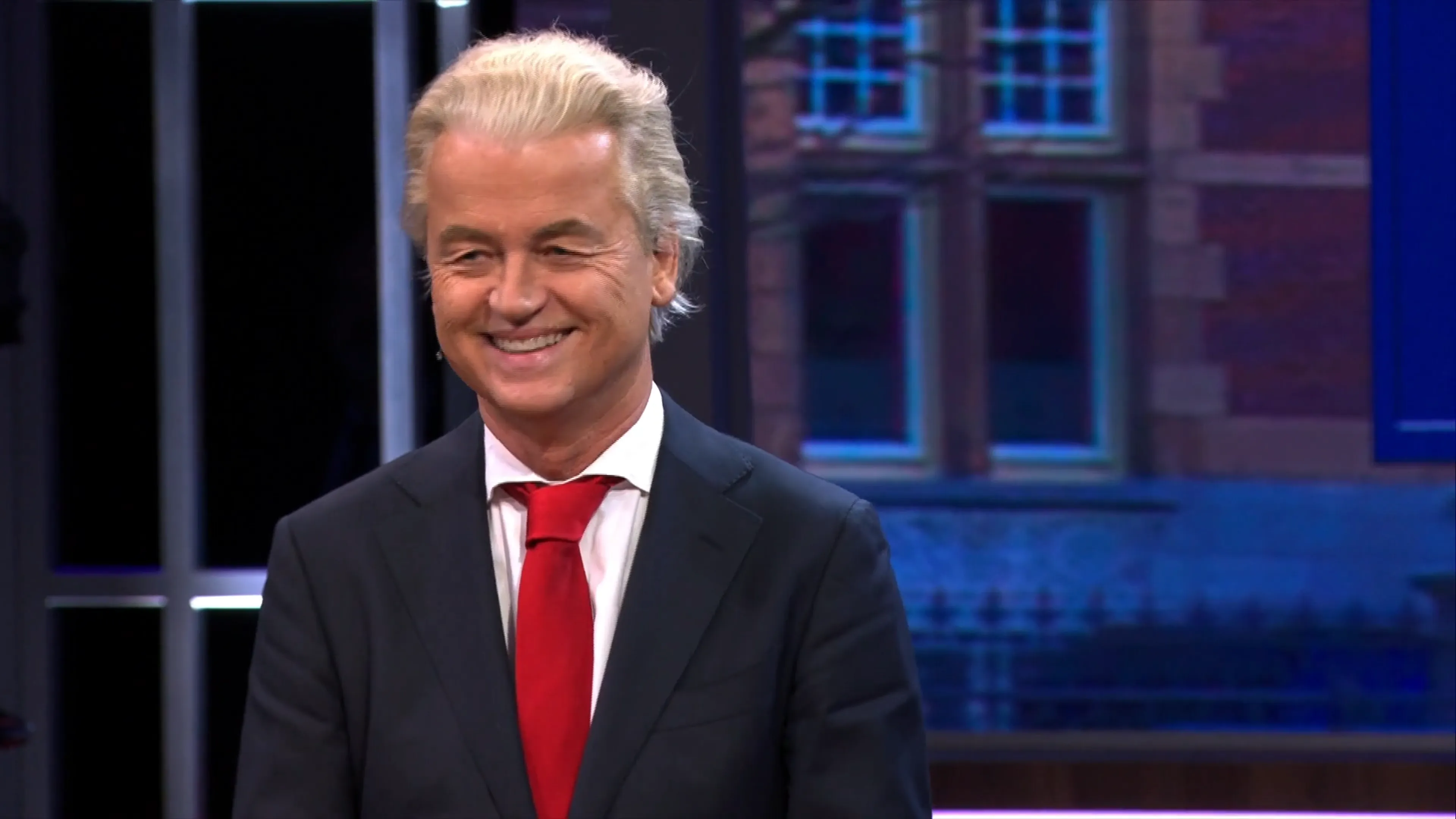 Wilders eist een applaus: 'U lijkt Johan Derksen wel!'