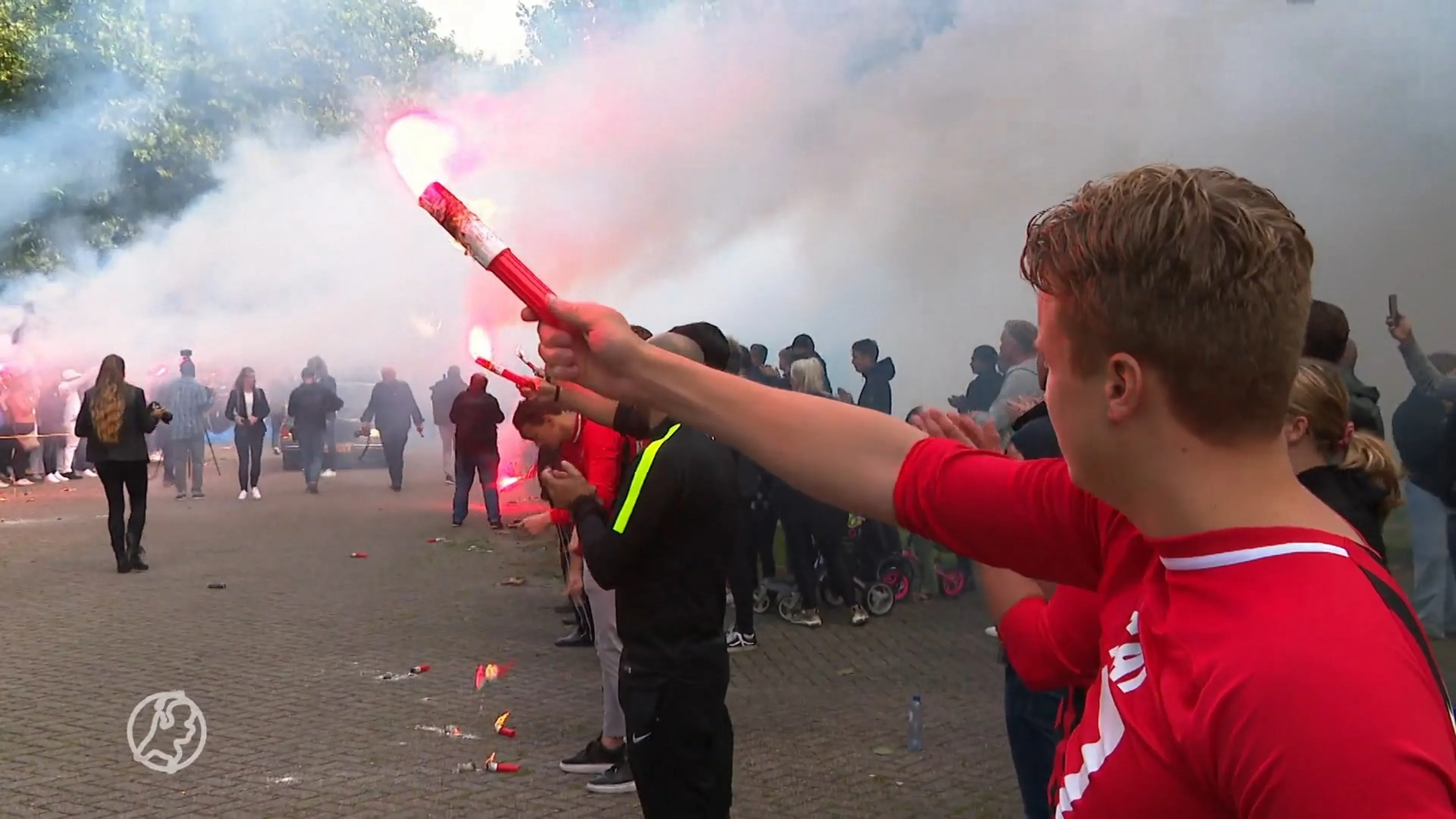 Indrukwekkende erehaag voor verongelukte voetbalbroertjes Isay (18) en Noah (16)