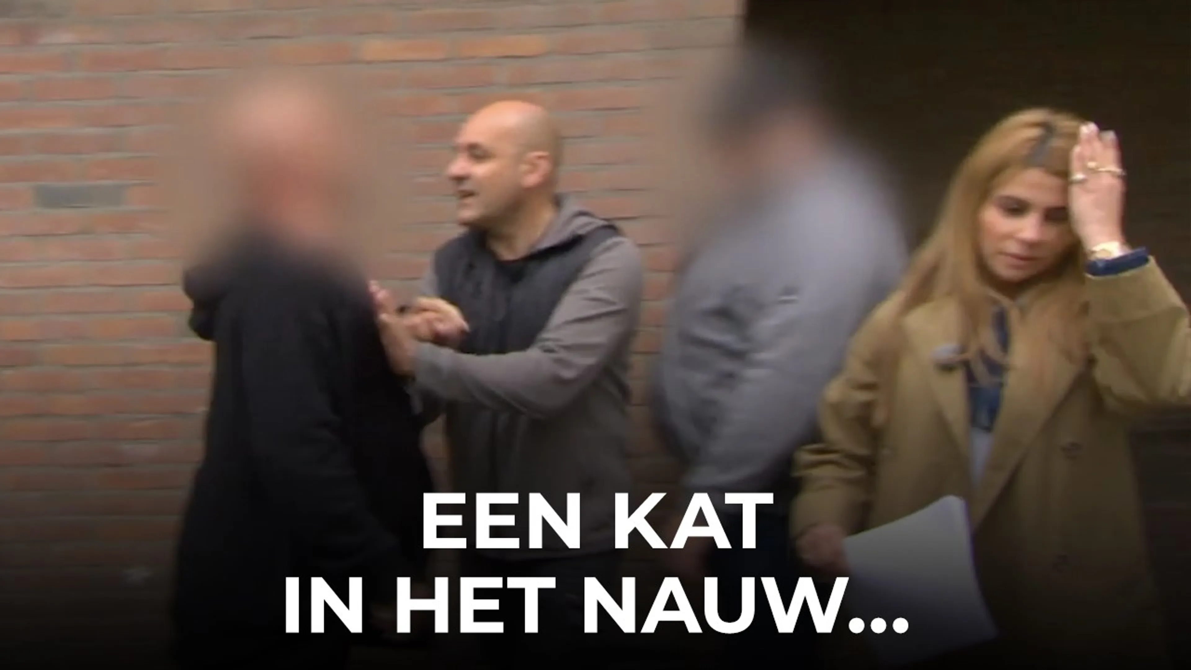 Agressieve stalker zwaait met messen