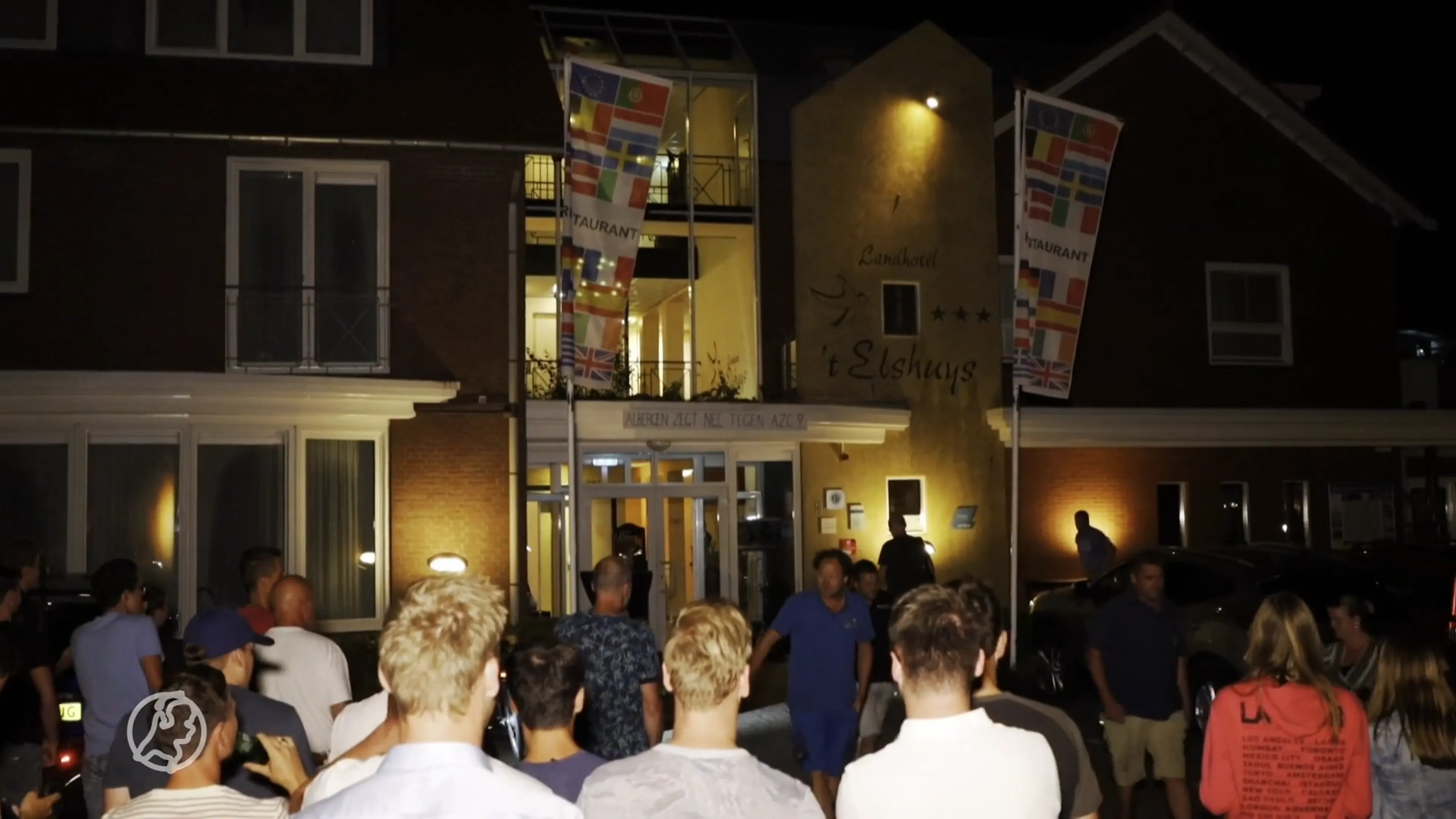 Honderden boze mensen voor hotel Albergen waar asielzoekers moeten komen