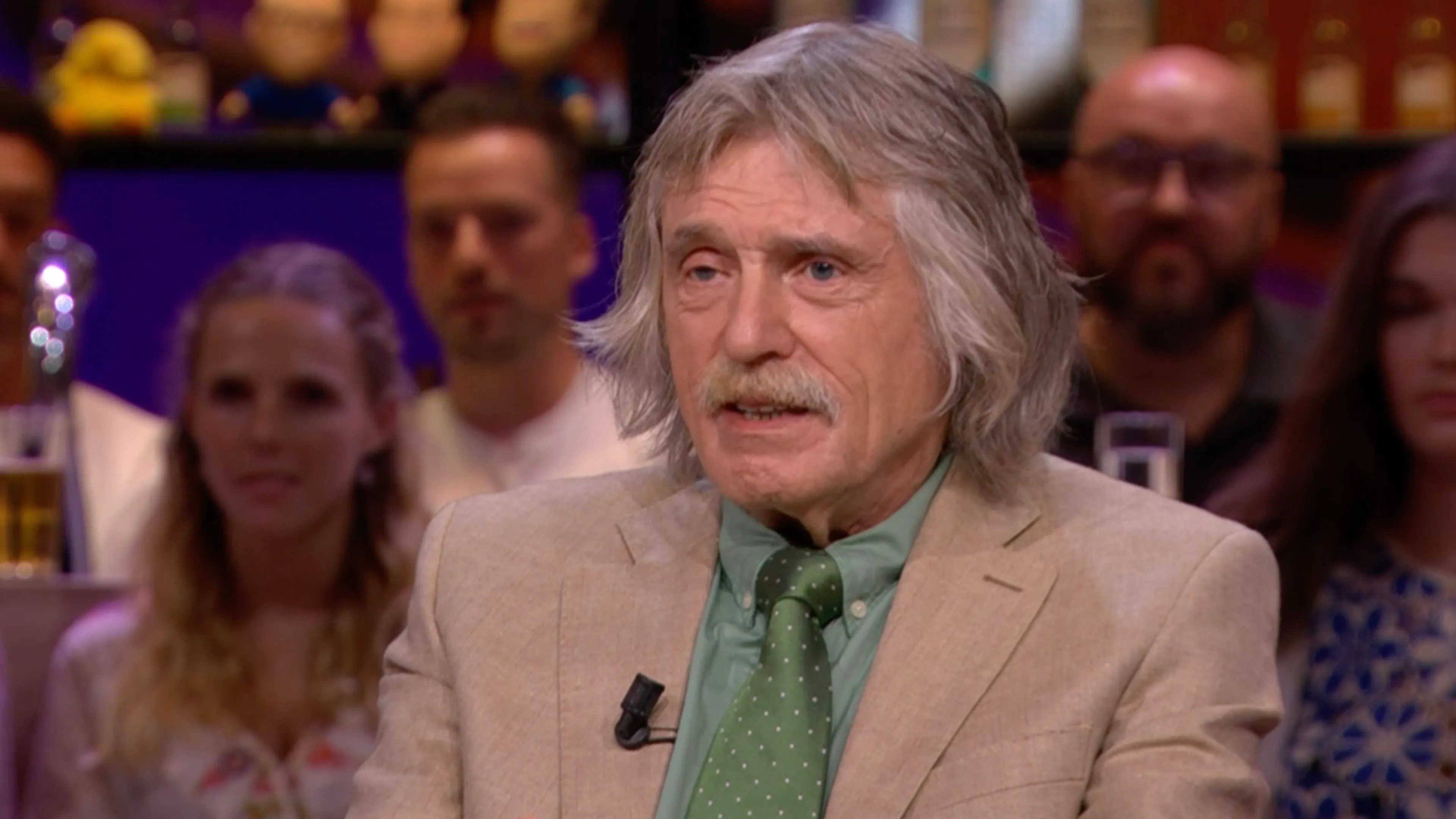 Johan wordt moe van Oranje-international: 'Wat een saaie lul is dat, zeg!'