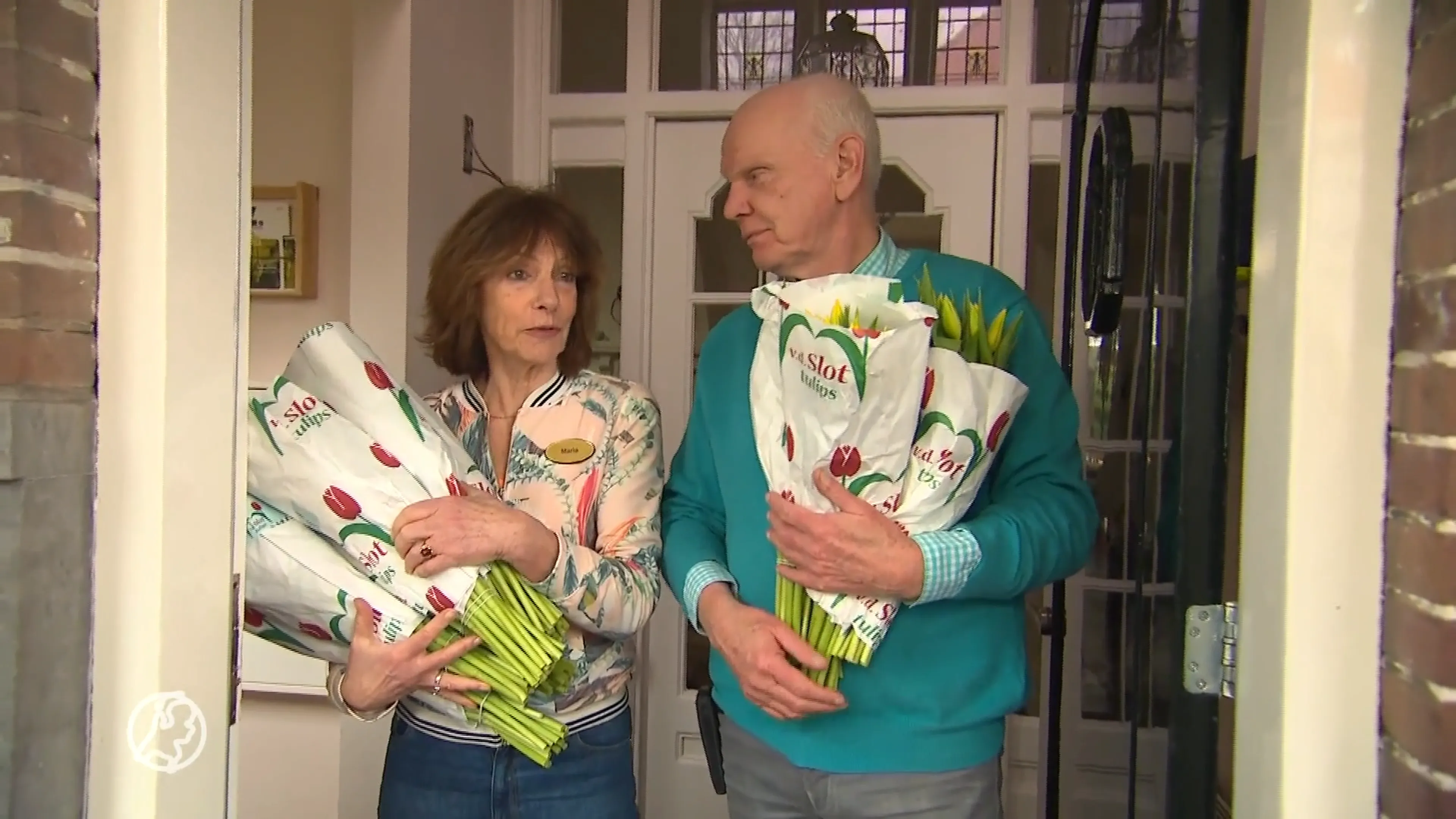 Ronald en Maria ontvangen bloemen voor hun werk in hospice