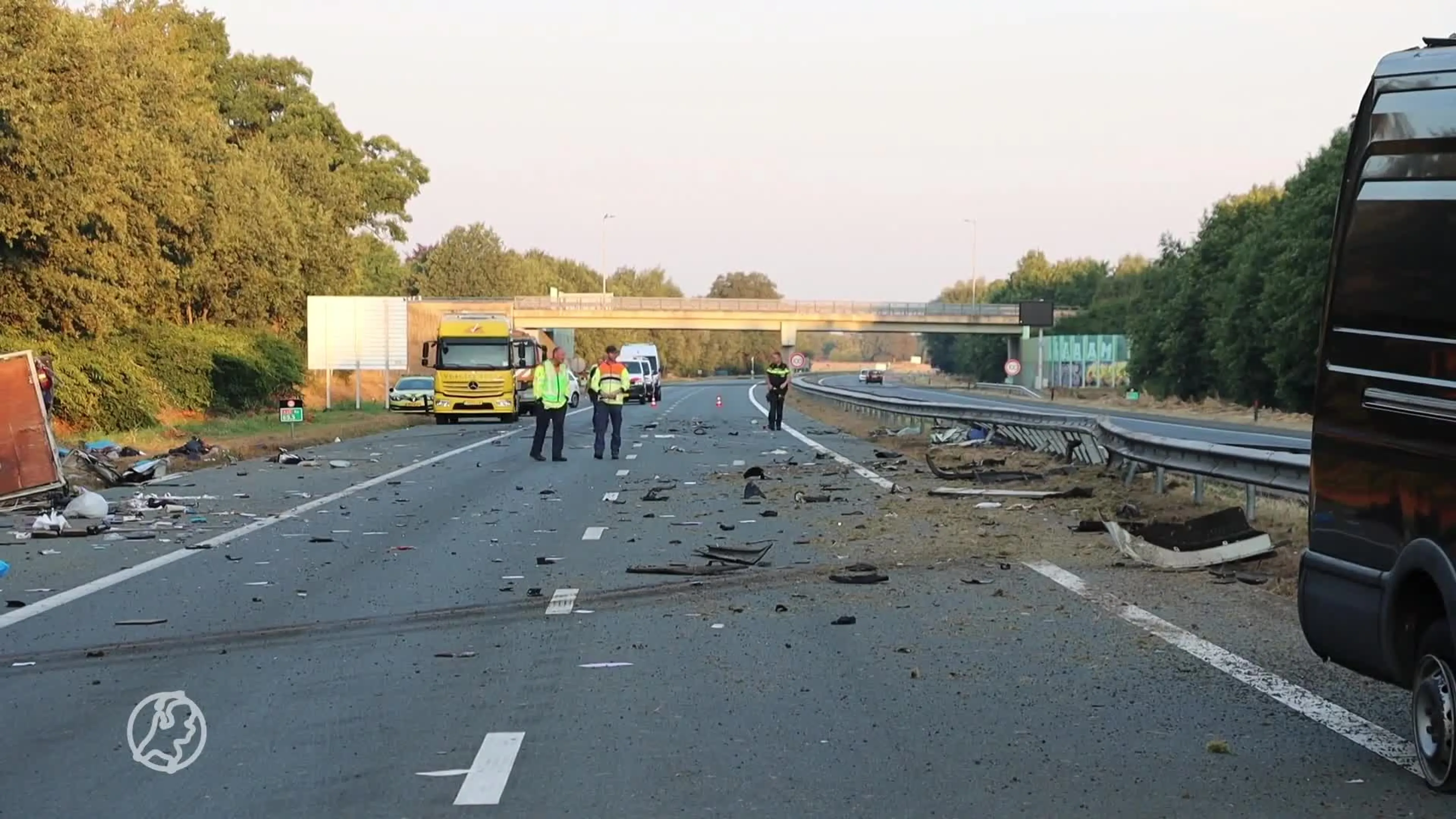 Zwaar ongeval op A35 bij Enschede, Auto knalt op busje met aanhangwagen