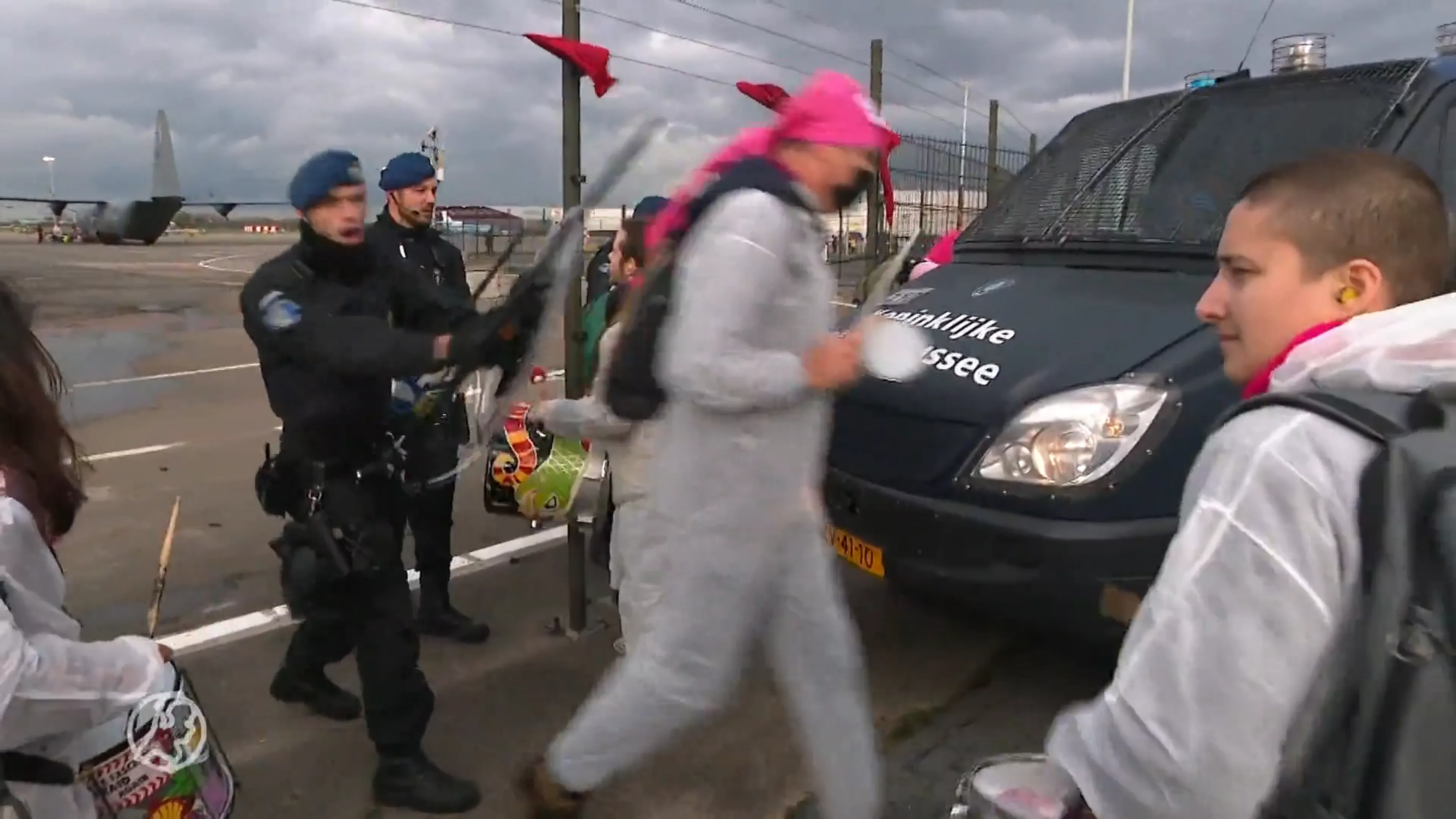 Klimaatactivisten aangehouden bij actie op Schiphol