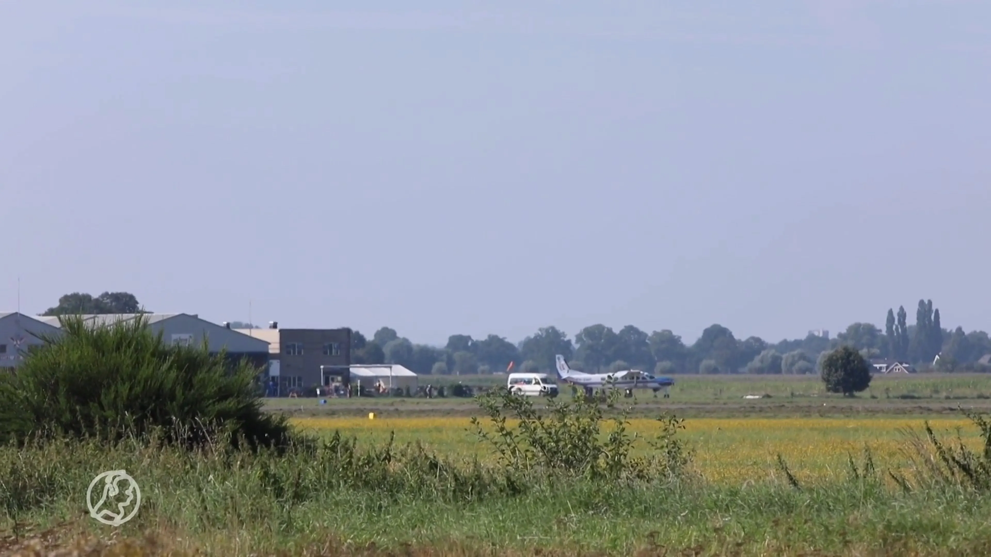Parachutiste (30) gewond bij harde landing in weiland