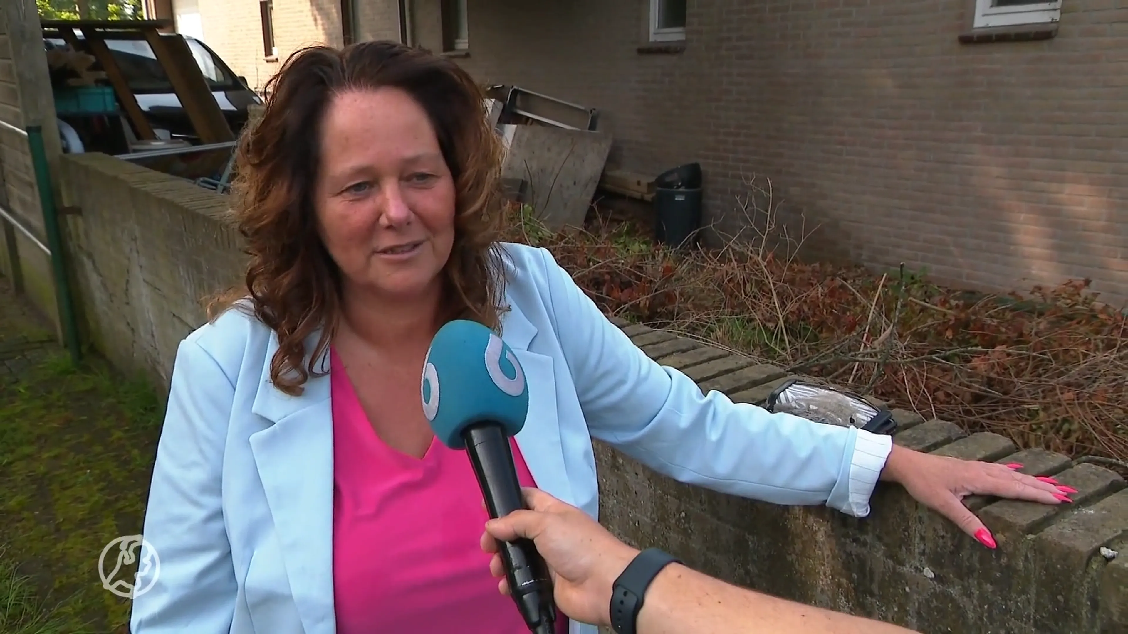 Bizar: Miranda ontdekt slapende drugsverdachte in haar tuin