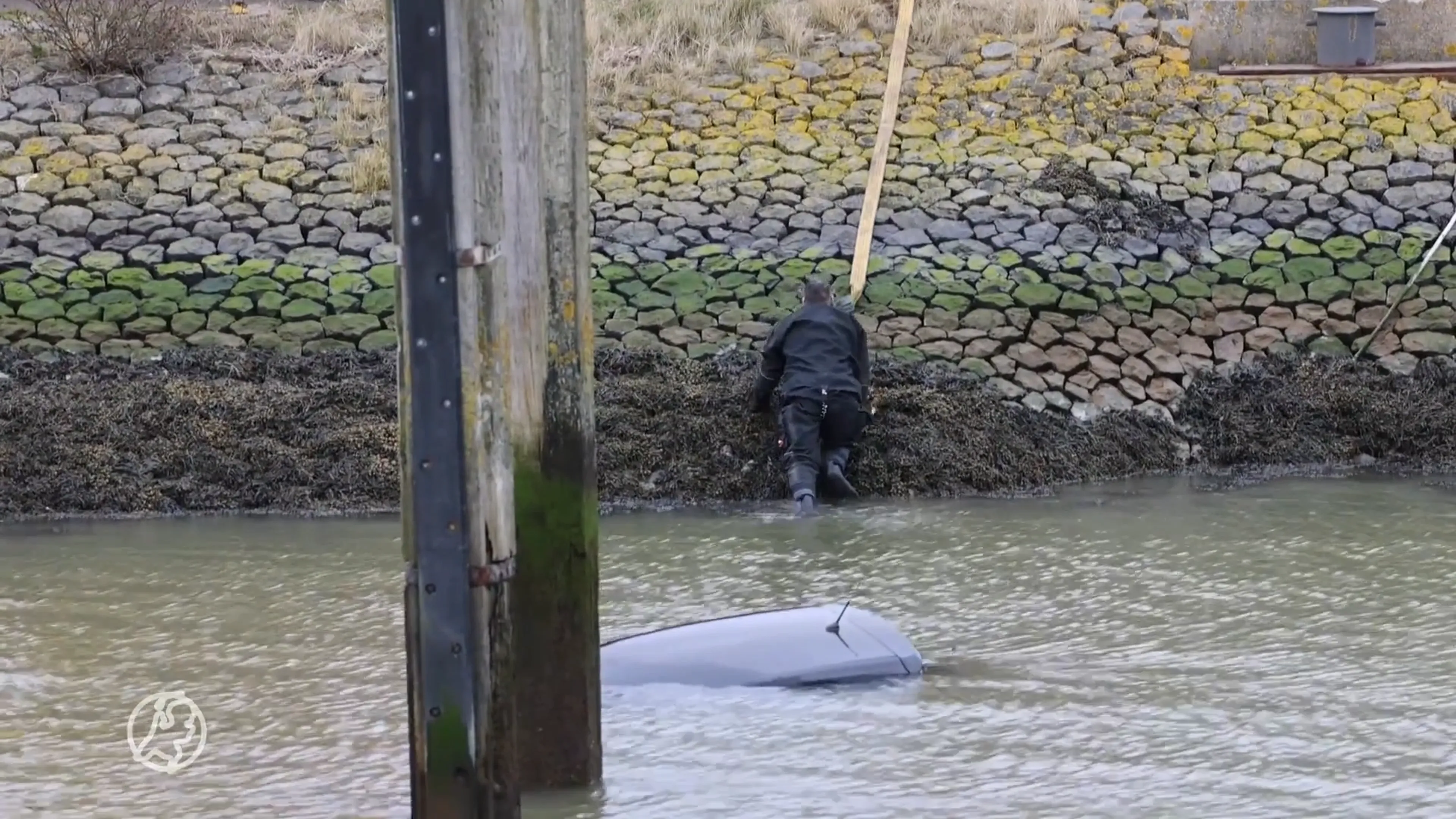 Bestuurder schrikt zich rot als zijn auto ineens in het water drijft