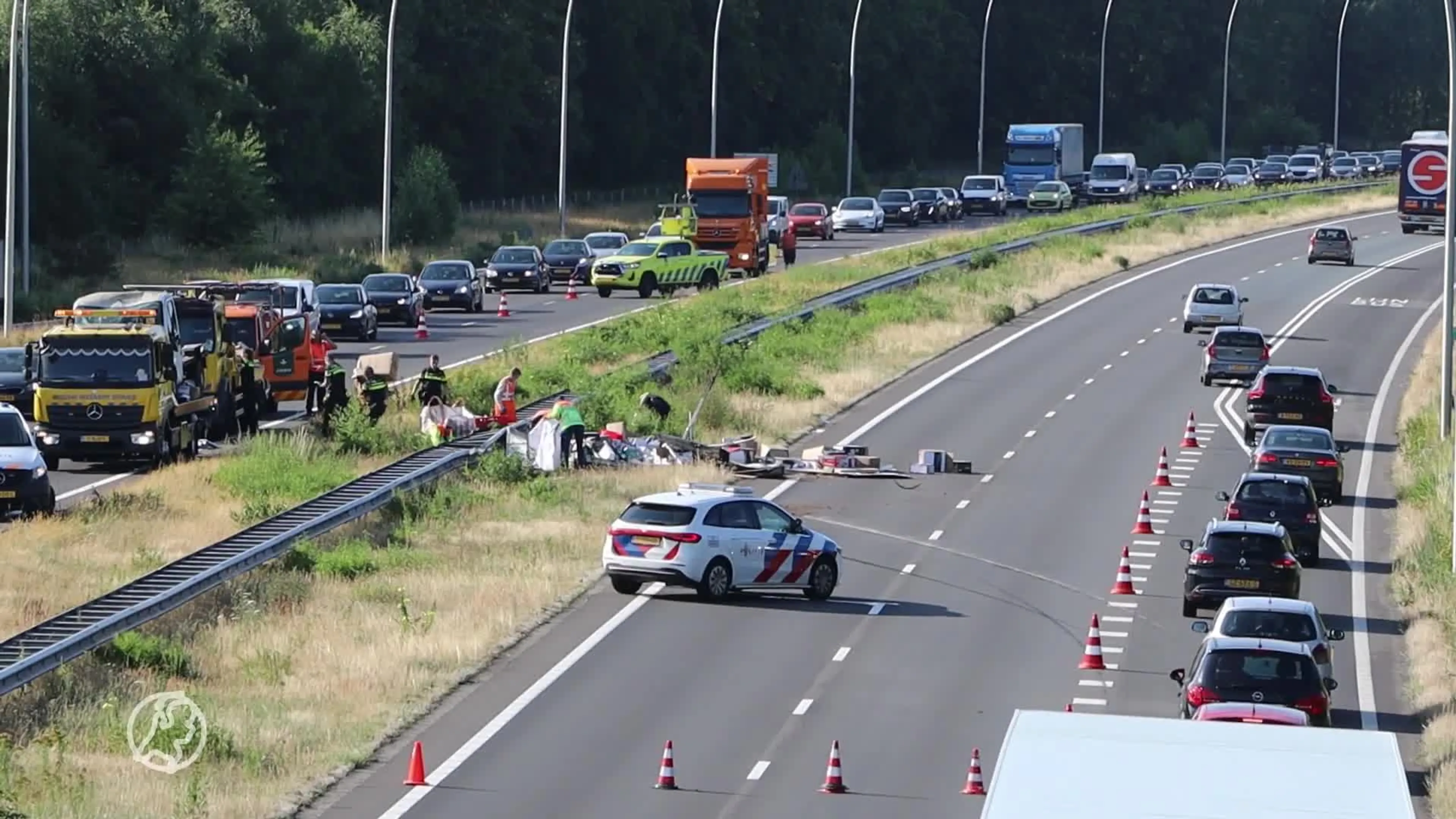 Pannen op de N-weg: busje komt op vangrail terecht bij Loon op Zand