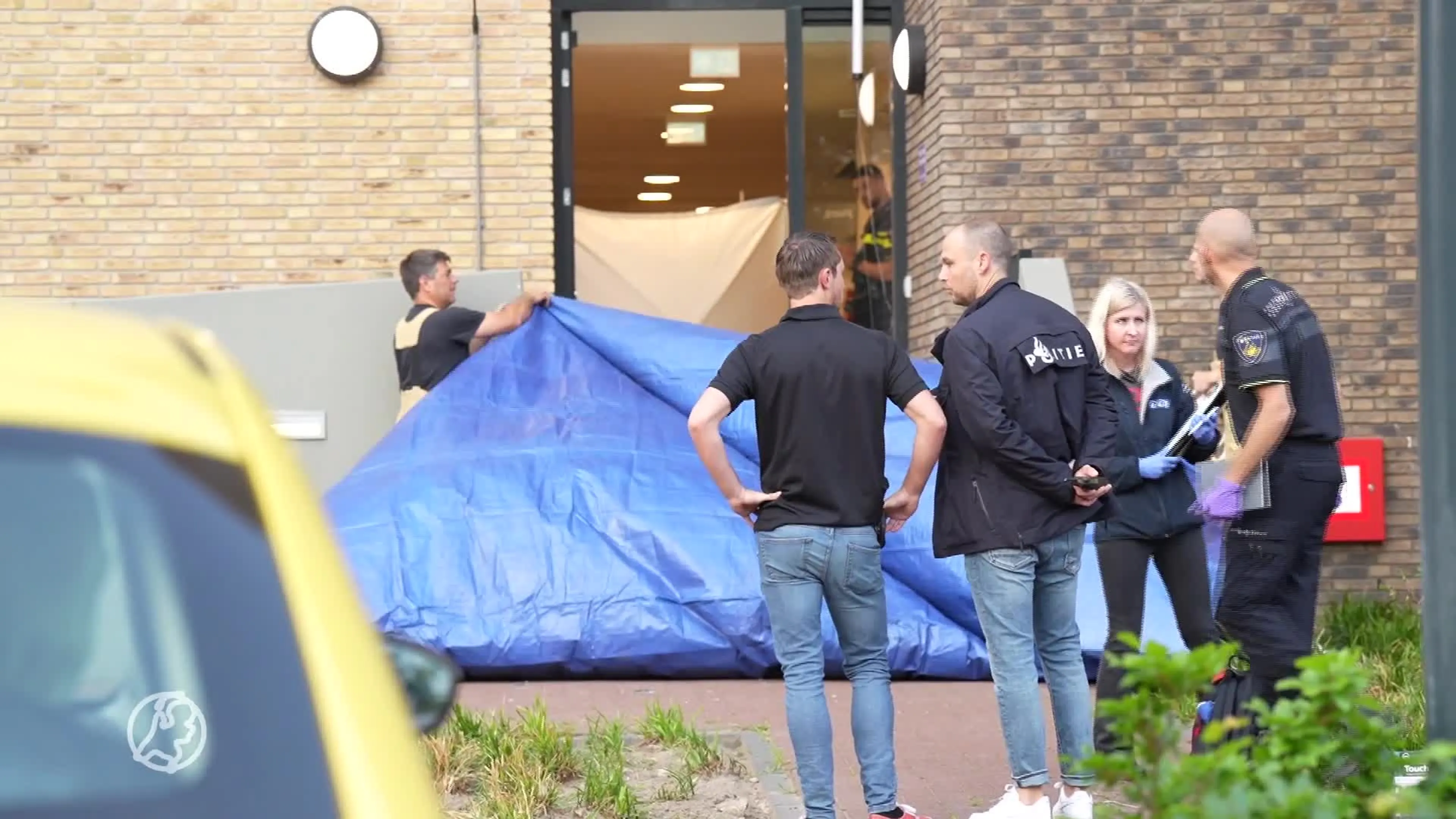 Dode gevonden in deuropening van flat in Helmond, deel straat afgezet