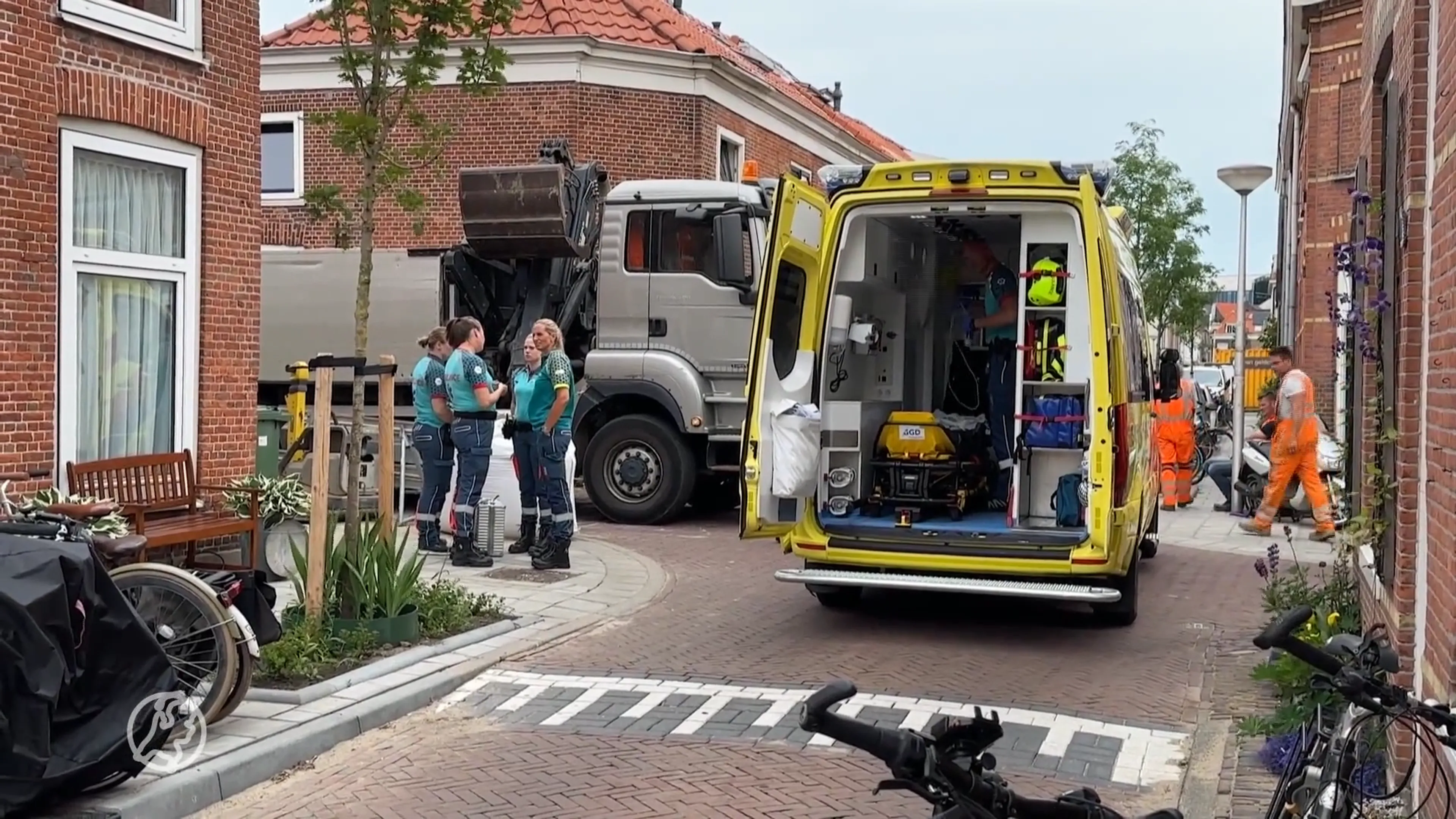 Persoon komt klem te zitten tussen bouwkraan en vrachtwagen en overlijdt