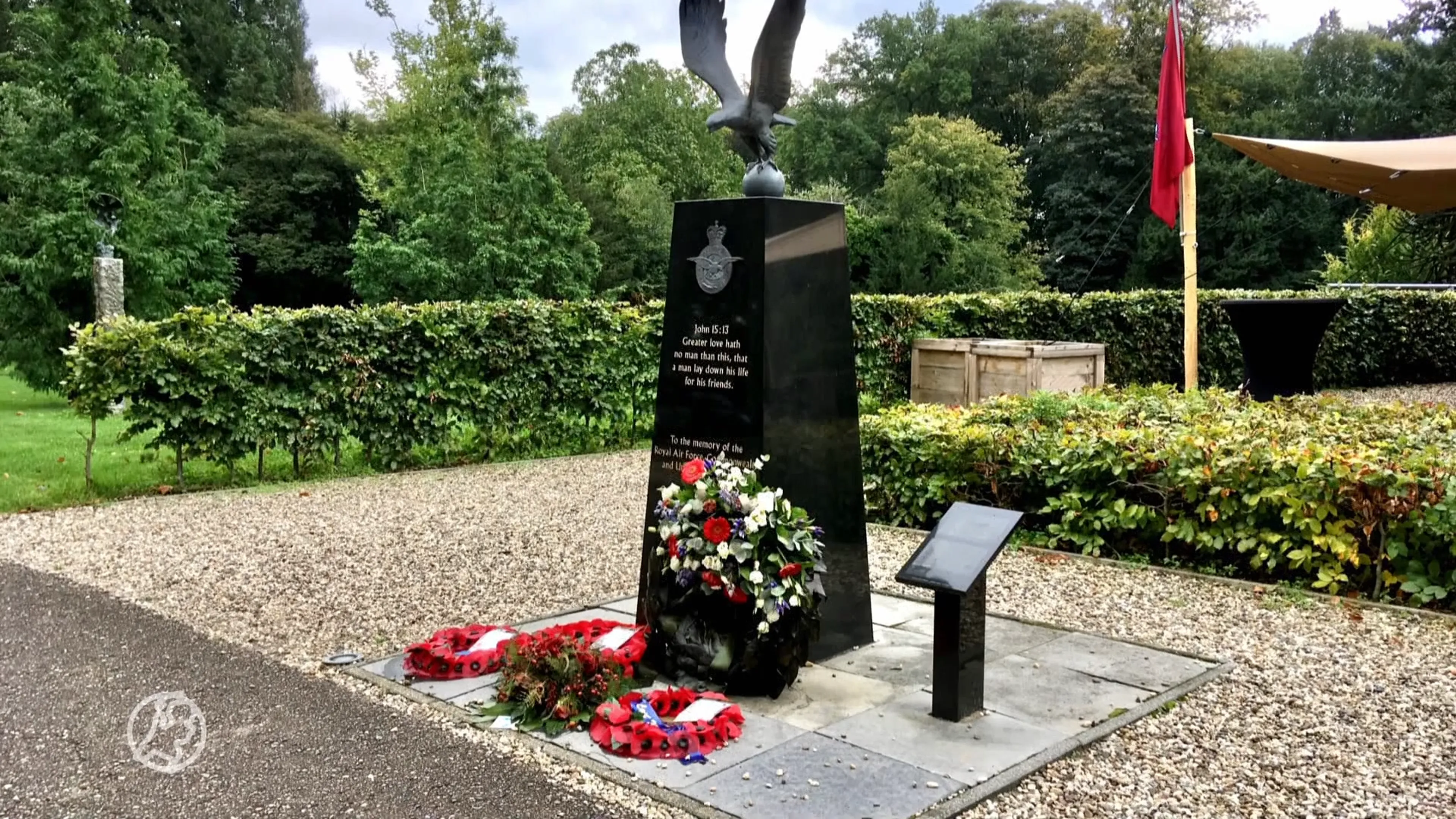 Hondsbrutale dieven stelen waardevolle oorlogsmonumenten uit tuin Airborne Museum