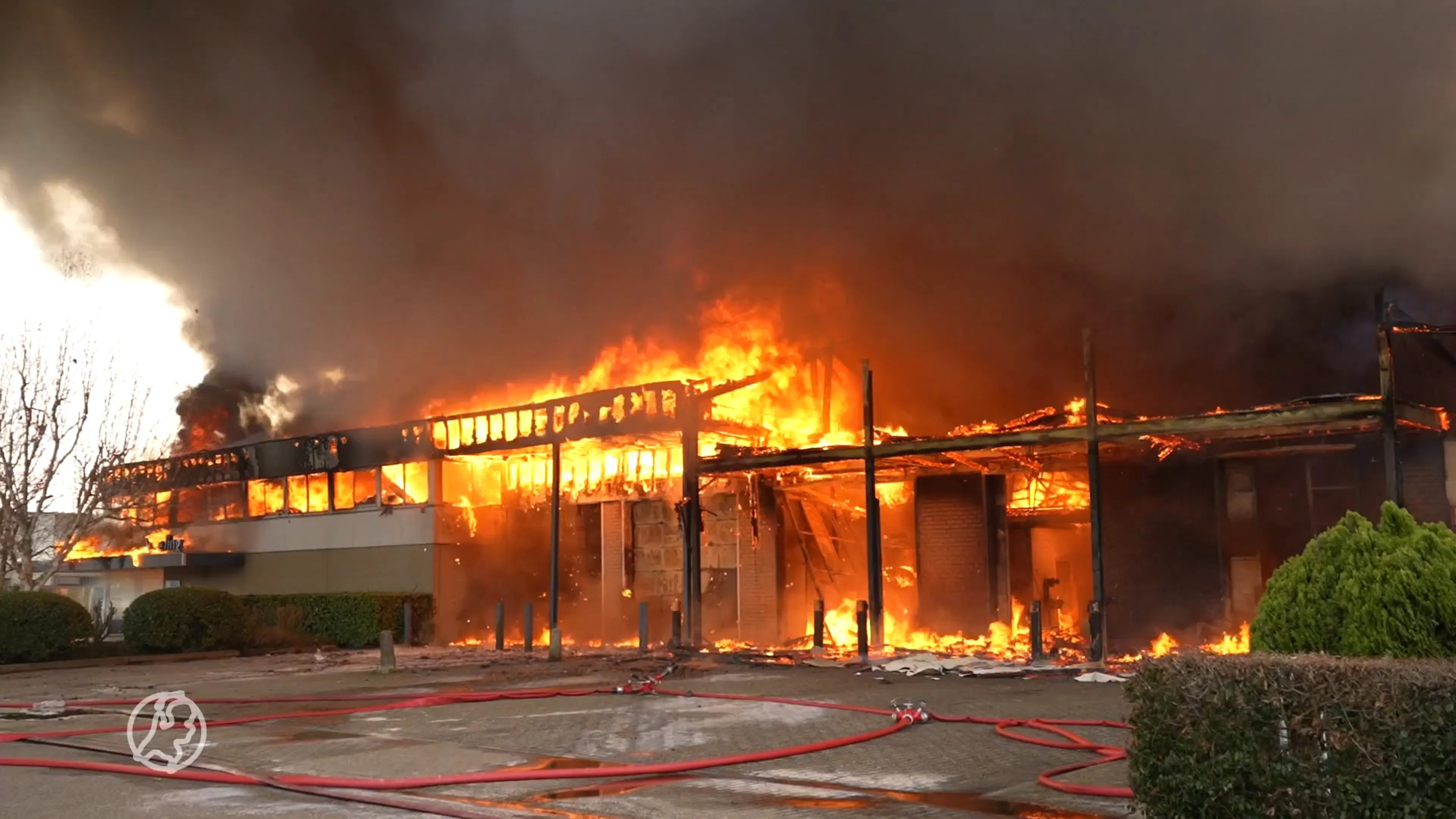 Grote brand in Heteren legt bedrijfspand in de as, grote kans op asbest