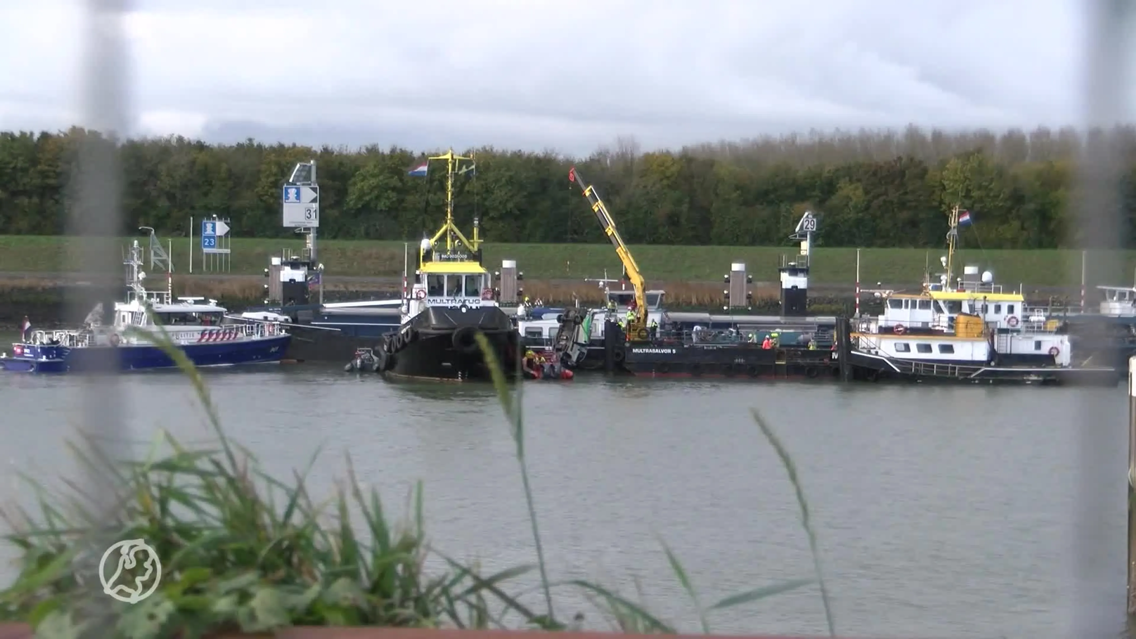 Eén persoon overleden nadat busje van weg op schip belandt in Terneuzen
