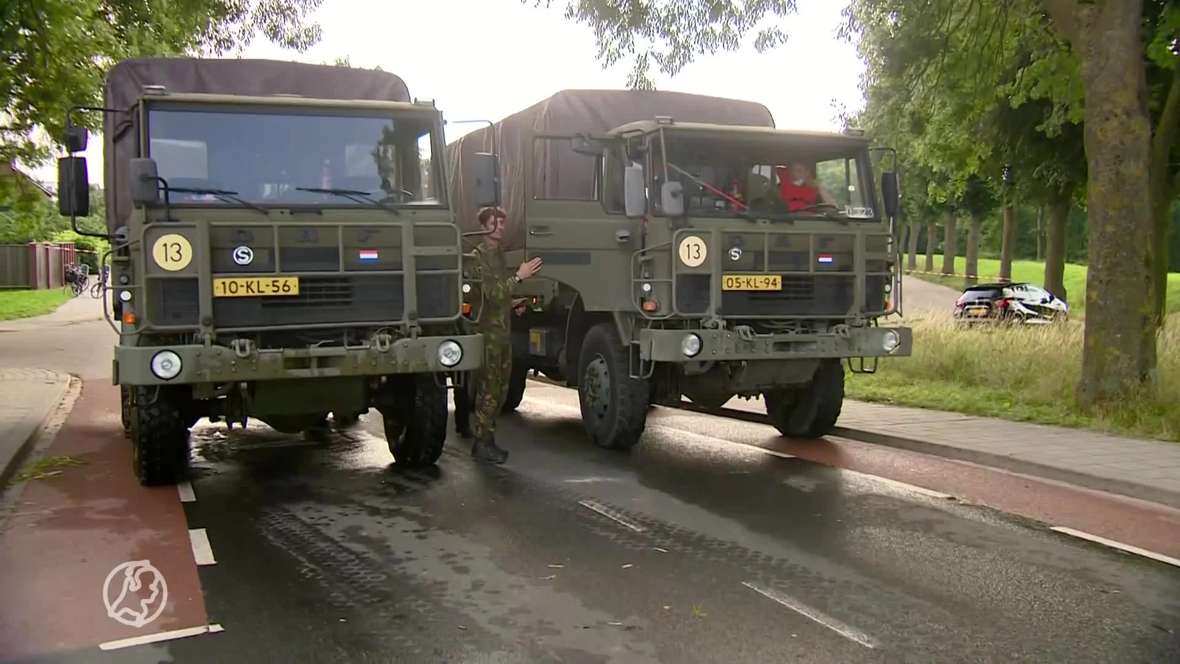 Inwoners 'eiland' Bergen worden heen en weer gependeld met legertrucks: 'Een apart sfeertje'
