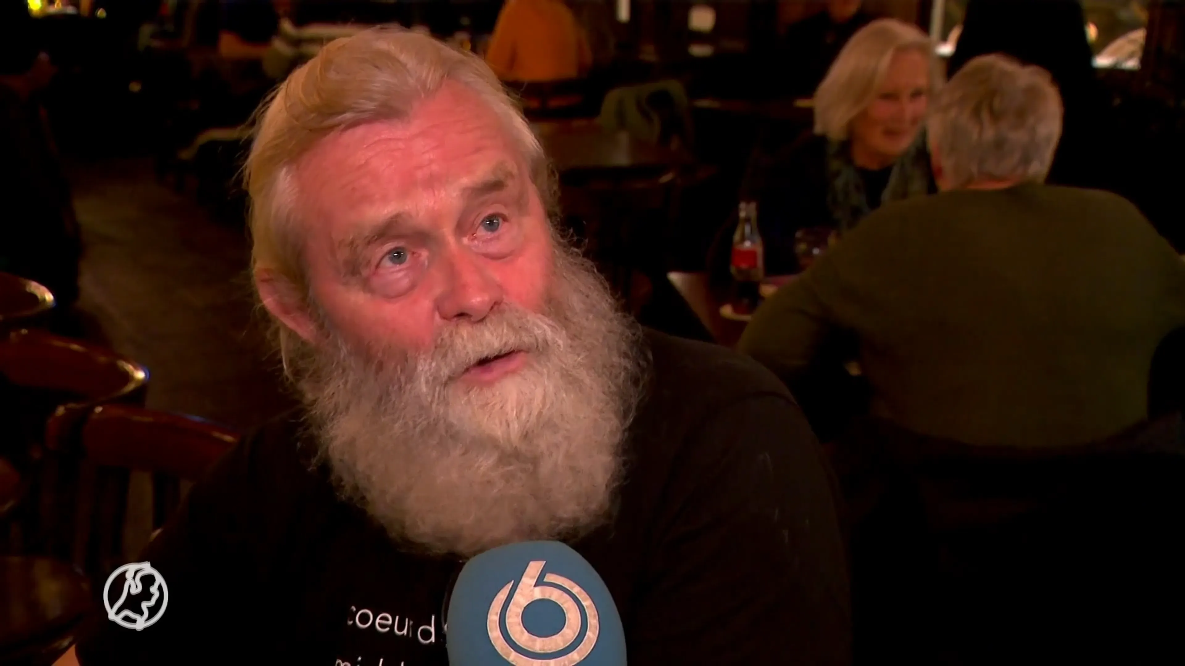 Stamgasten van het echte 'Kleine café aan de haven' herdenken Vader Abraham