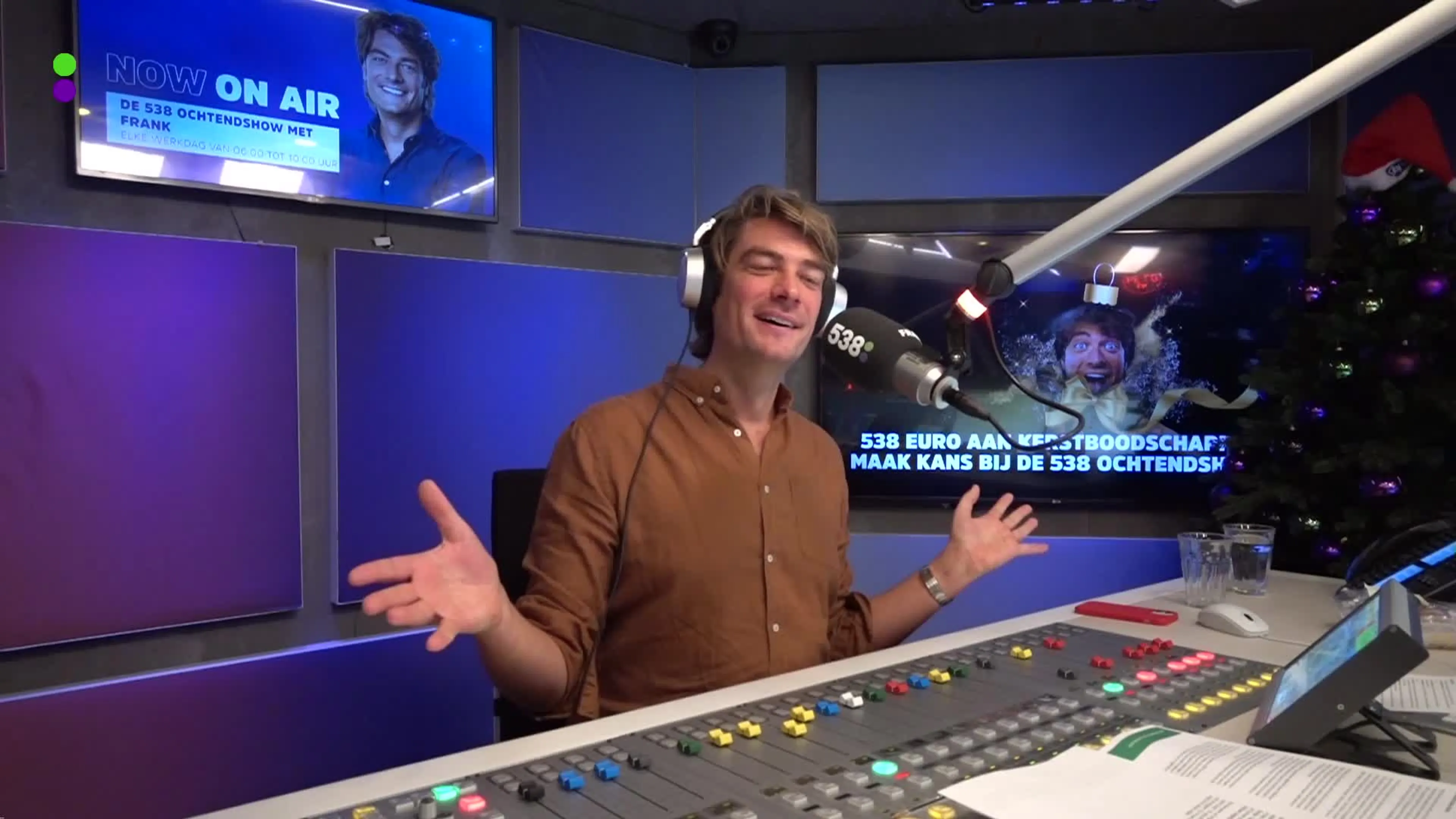 'Directeurtje' over open haard op SBS6!