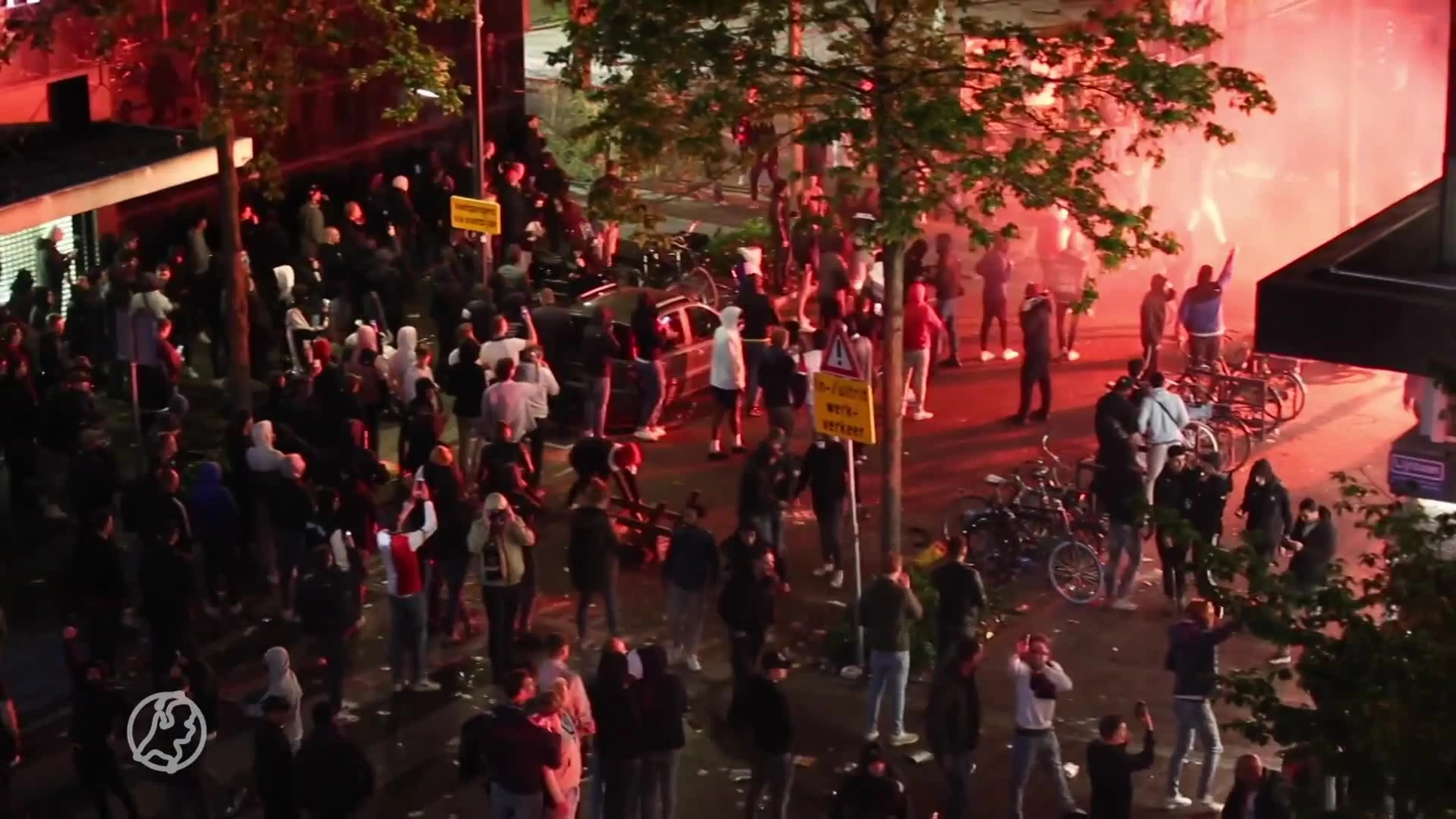 ME voert charges uit in Rotterdam na verloren finale Feyenoord