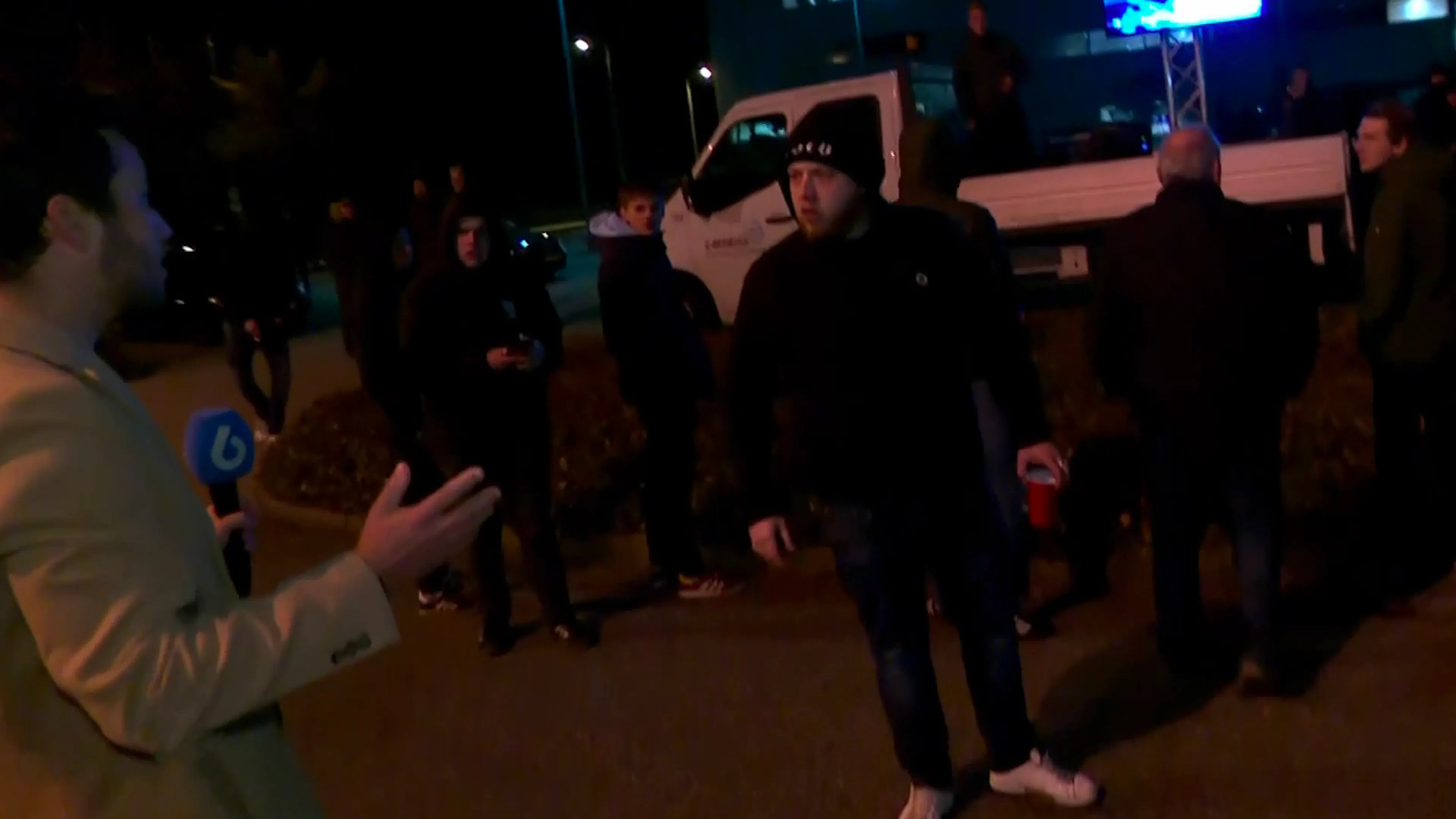 Journalist niet welkom bij demonstratie Go Ahead Eagles-fans: ‘Wegwezen met die camera!’