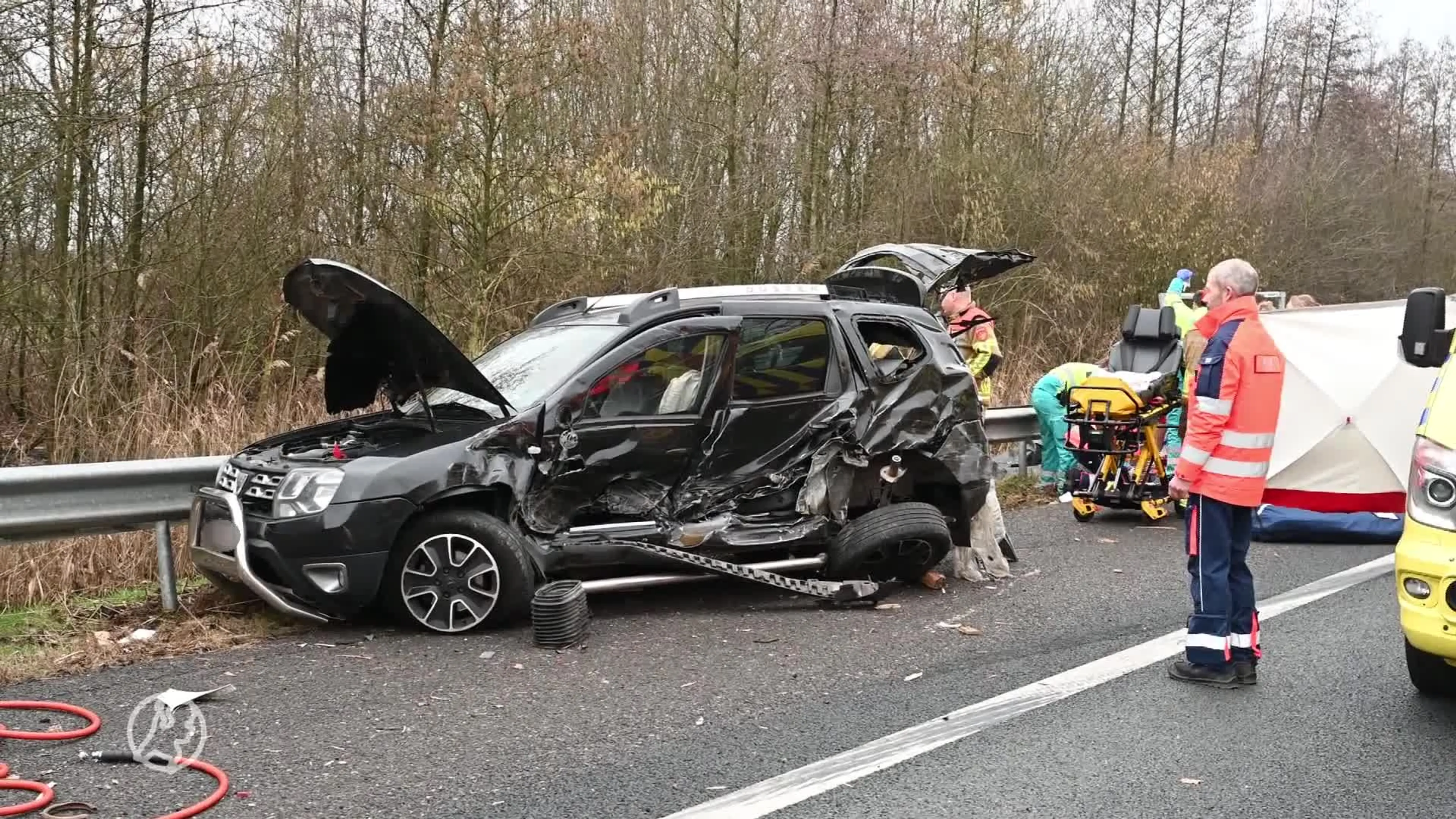 68-jarige bestuurder overlijdt op vluchtstrook na aanrijding met vrachtwagen