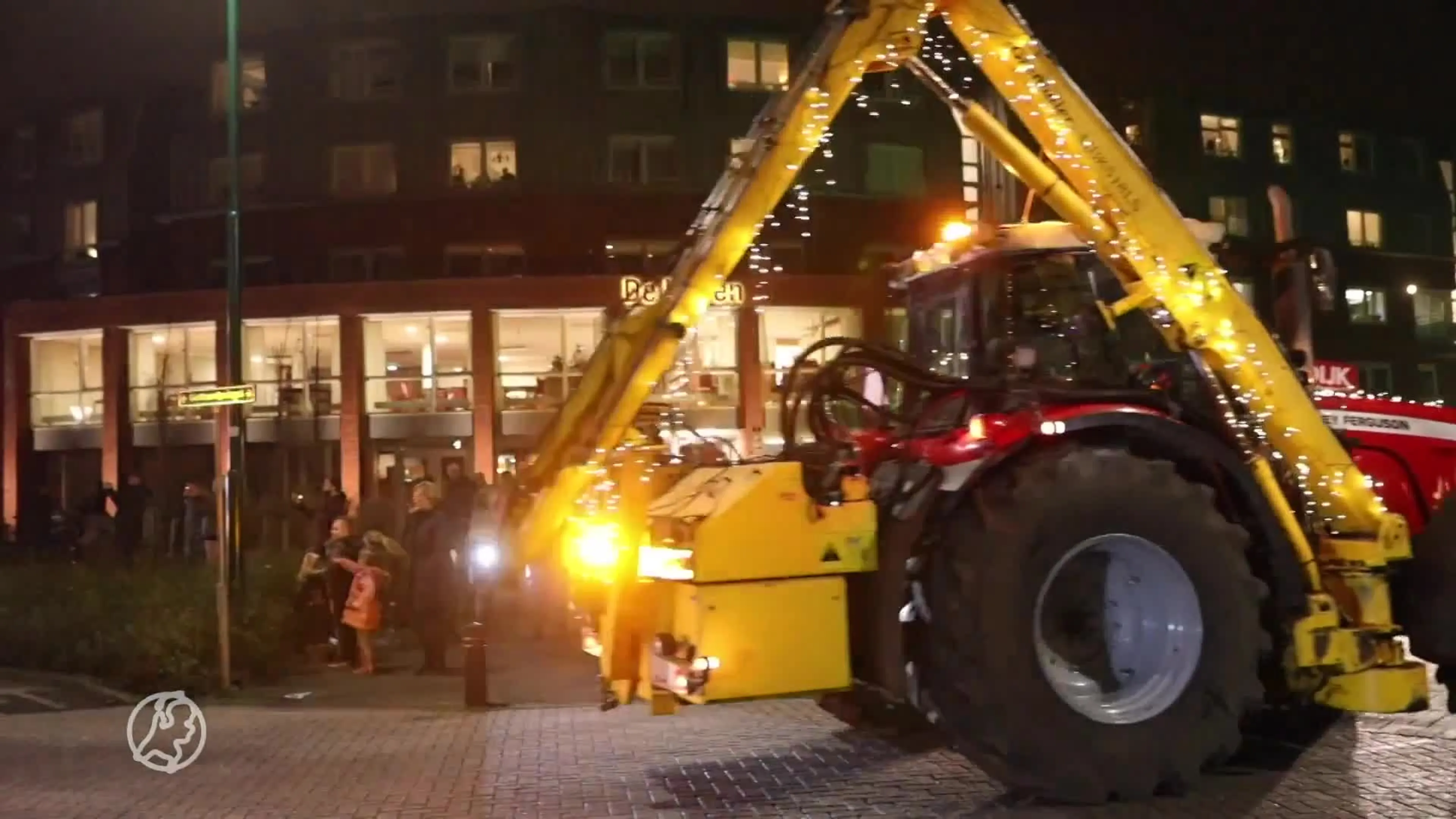Boeren met verlichte trekkers langs verpleeghuizen voor eenza...