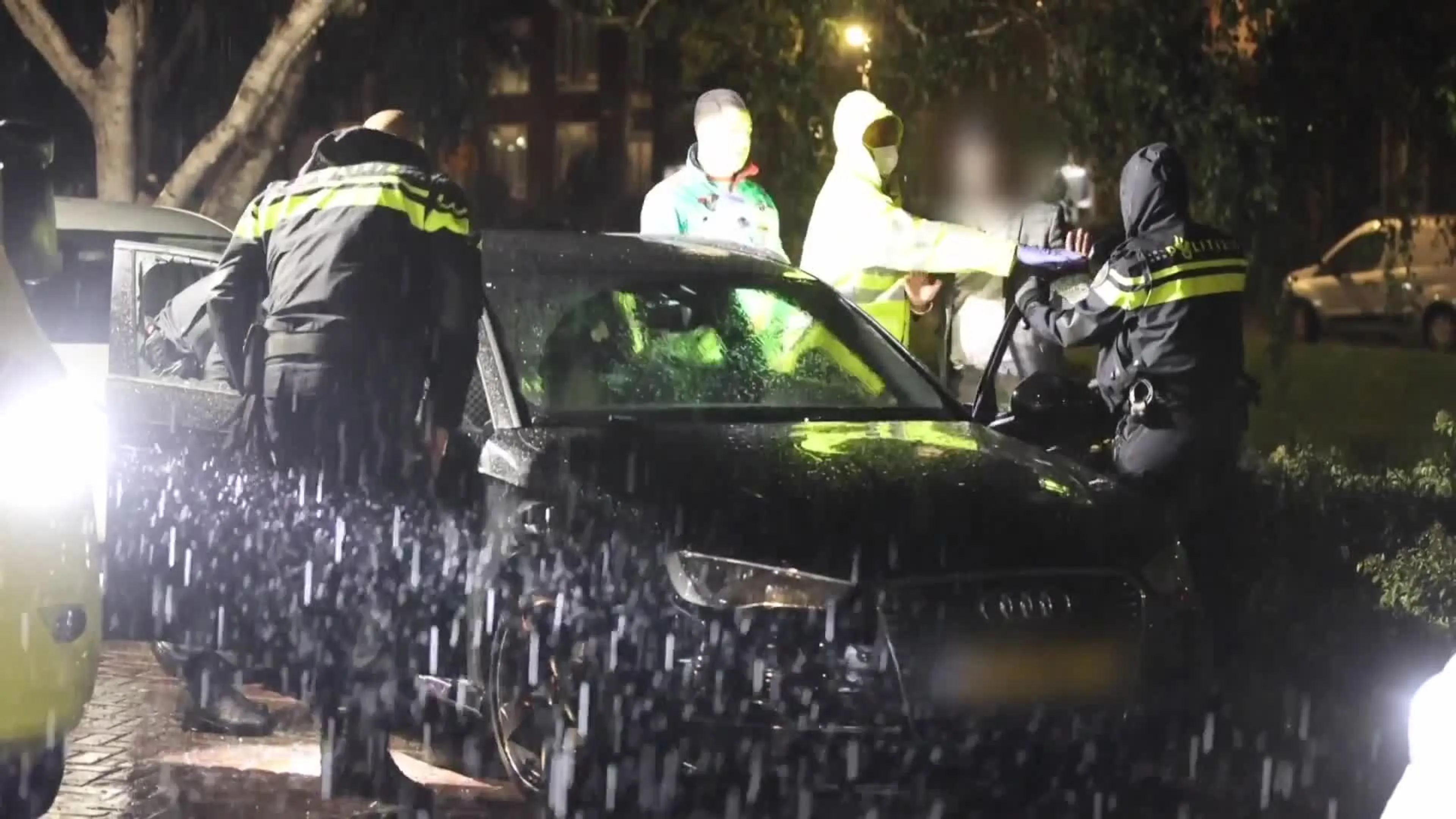 Dronken automobilist ramt meerdere auto's en valt in diepe slaap