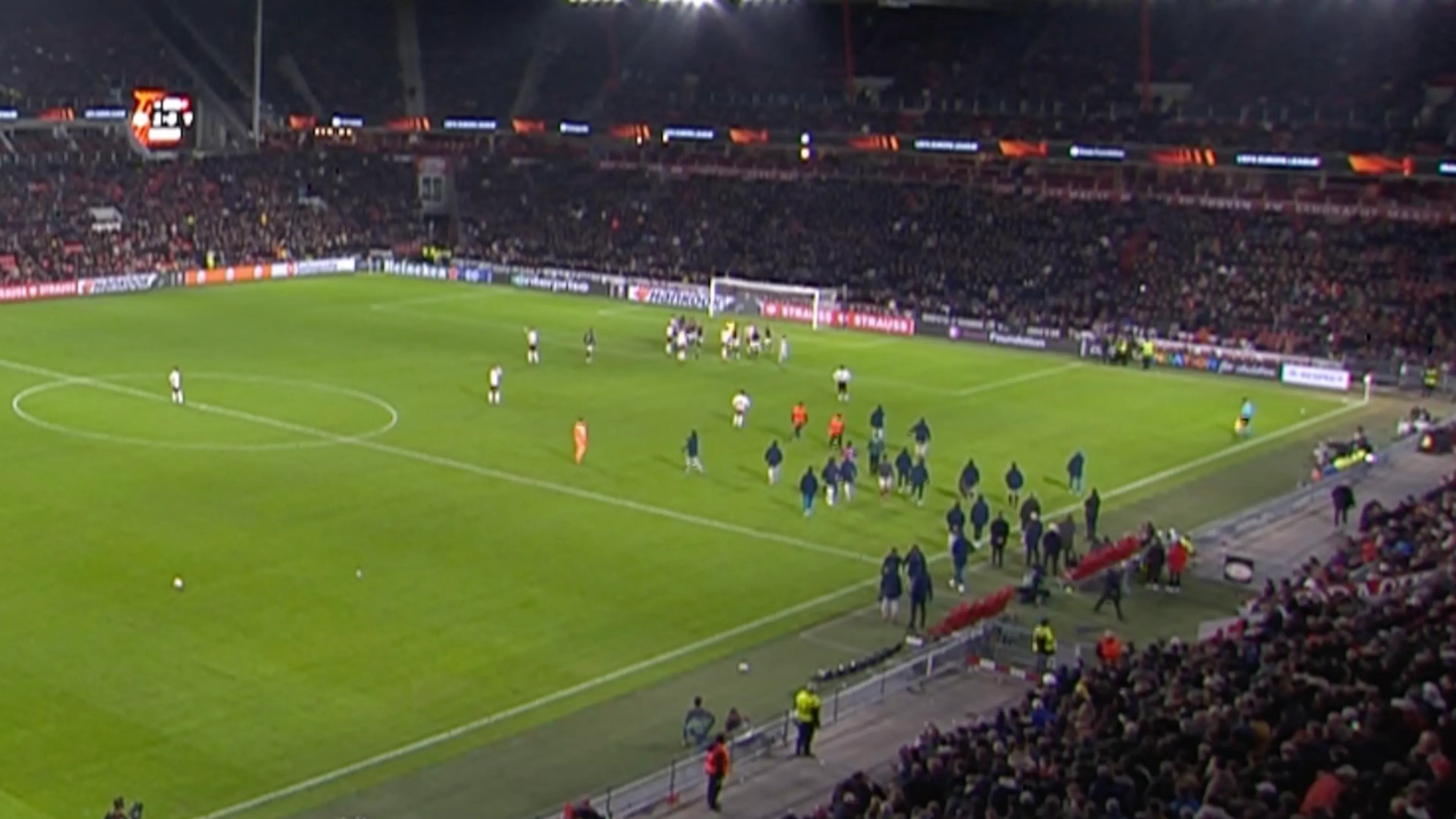 Buiten beeld: toeschouwer betreedt het veld en belaagt Sevilla-doelman Dmitrovic