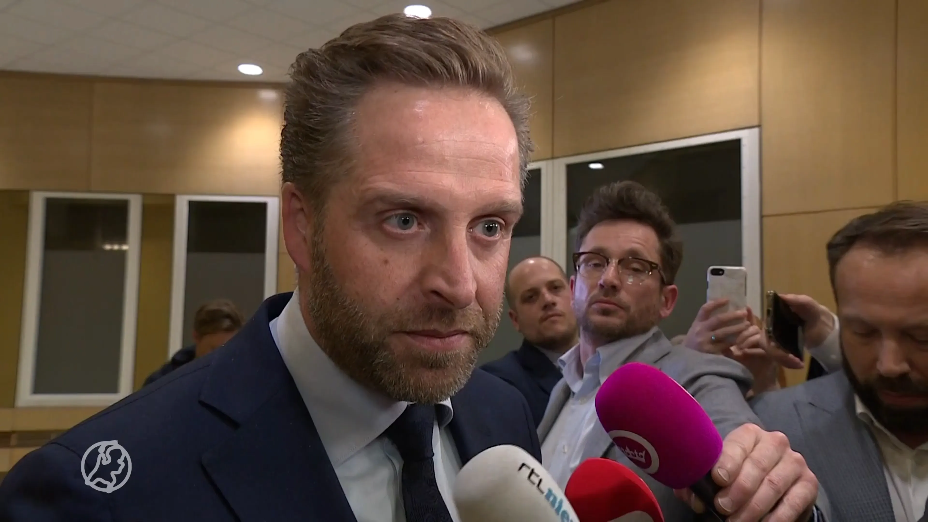De Jonge denkt niet aan aftreden om mondkapjesaffaire