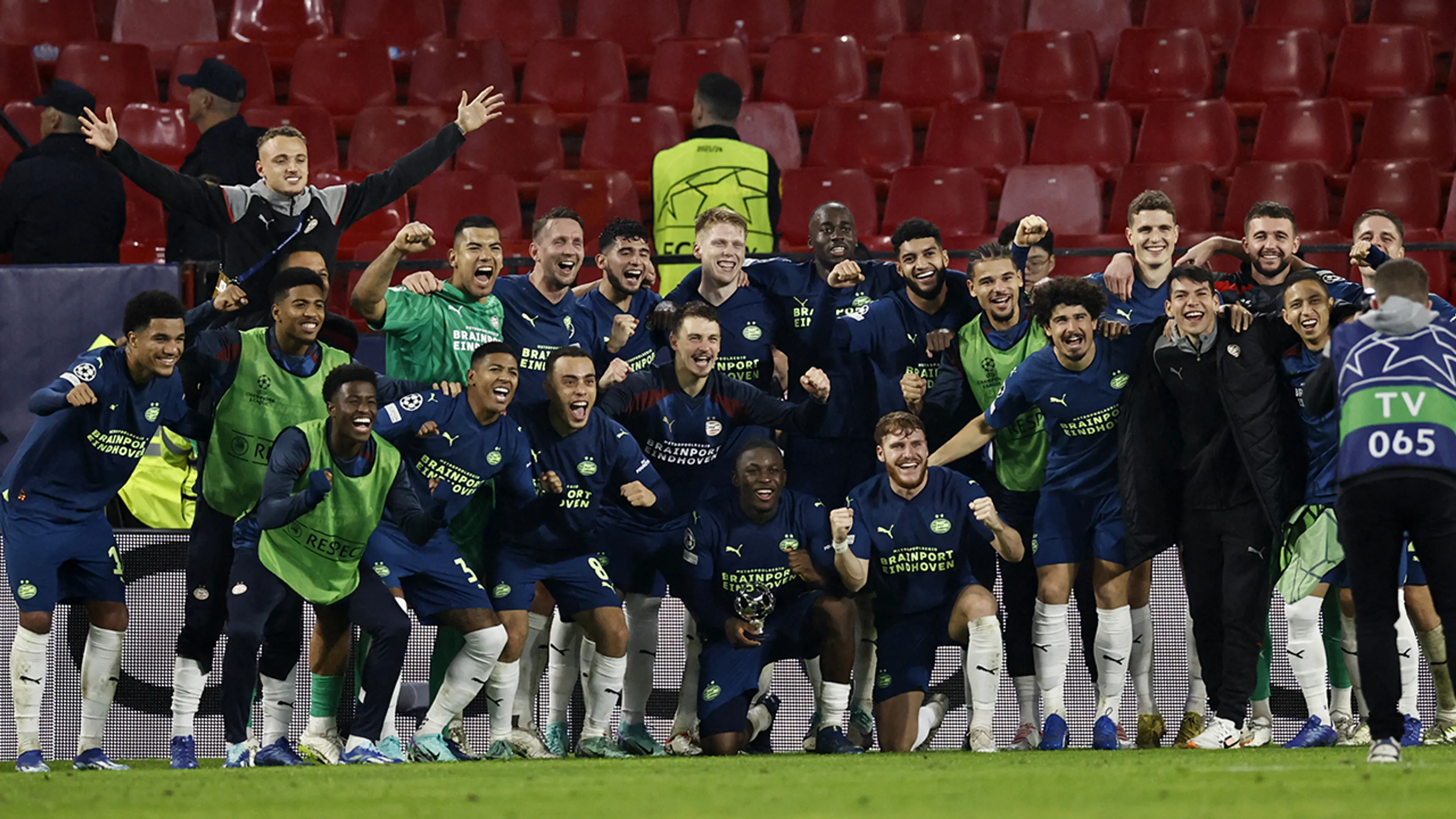 'Het zit op dit moment vreselijk mee voor PSV, op gegeven moment gaat het niet meer mis'