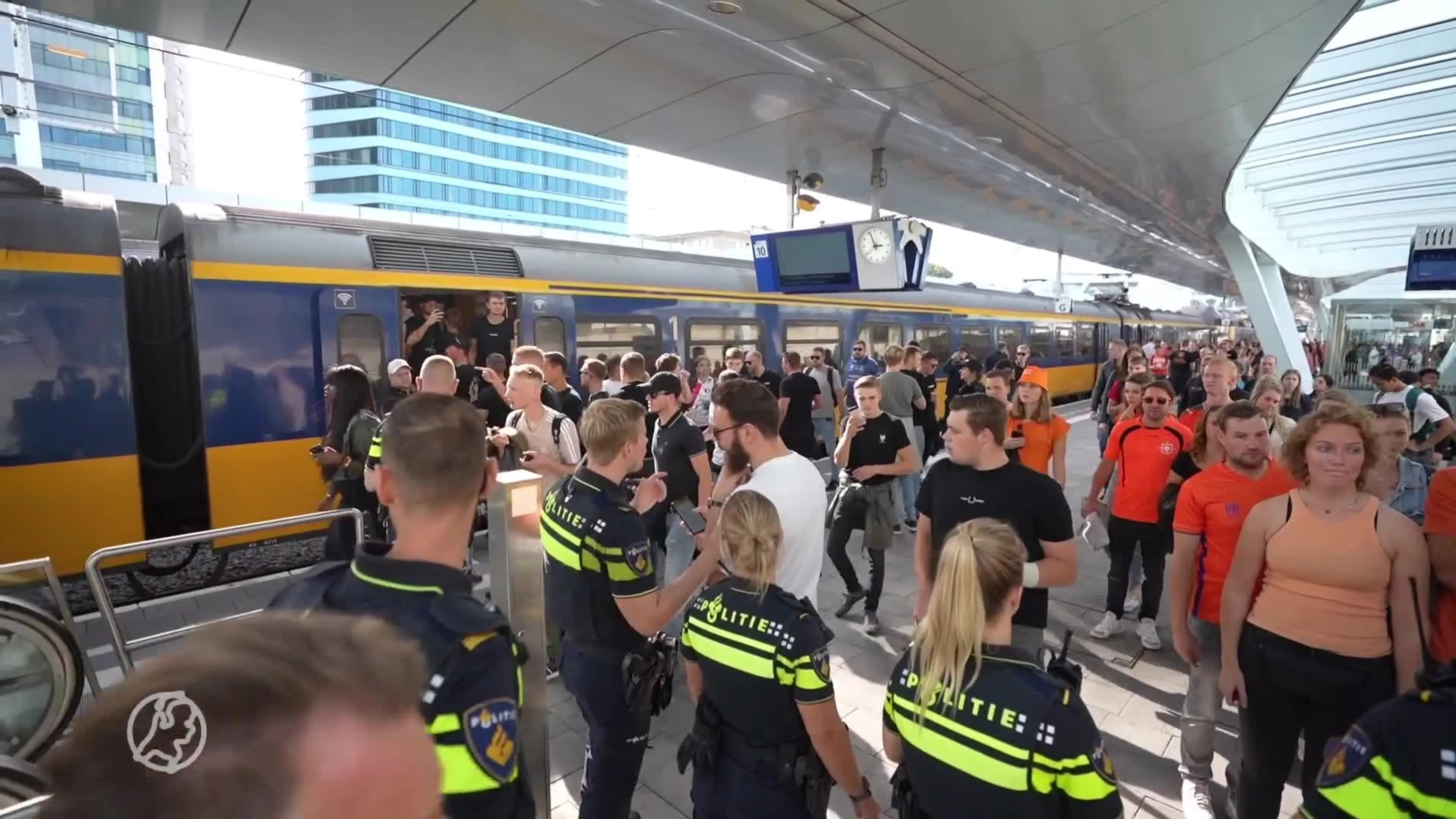 Reiziger trekt aan noodrem: honderden Go Ahead Eagles-fans gestrand