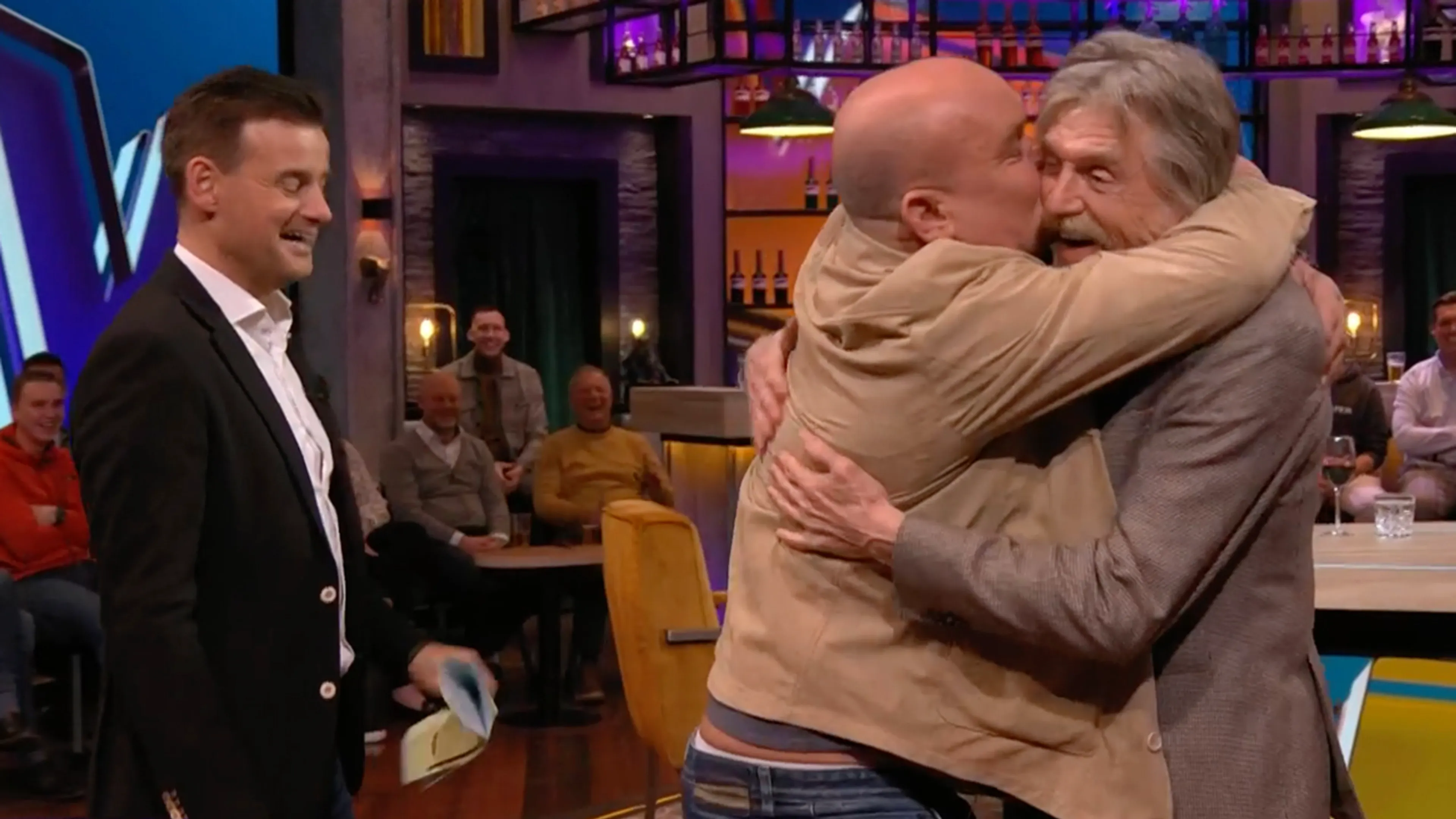 Paul de Leeuw breekt in tijdens gesprek Johan en Wilfred