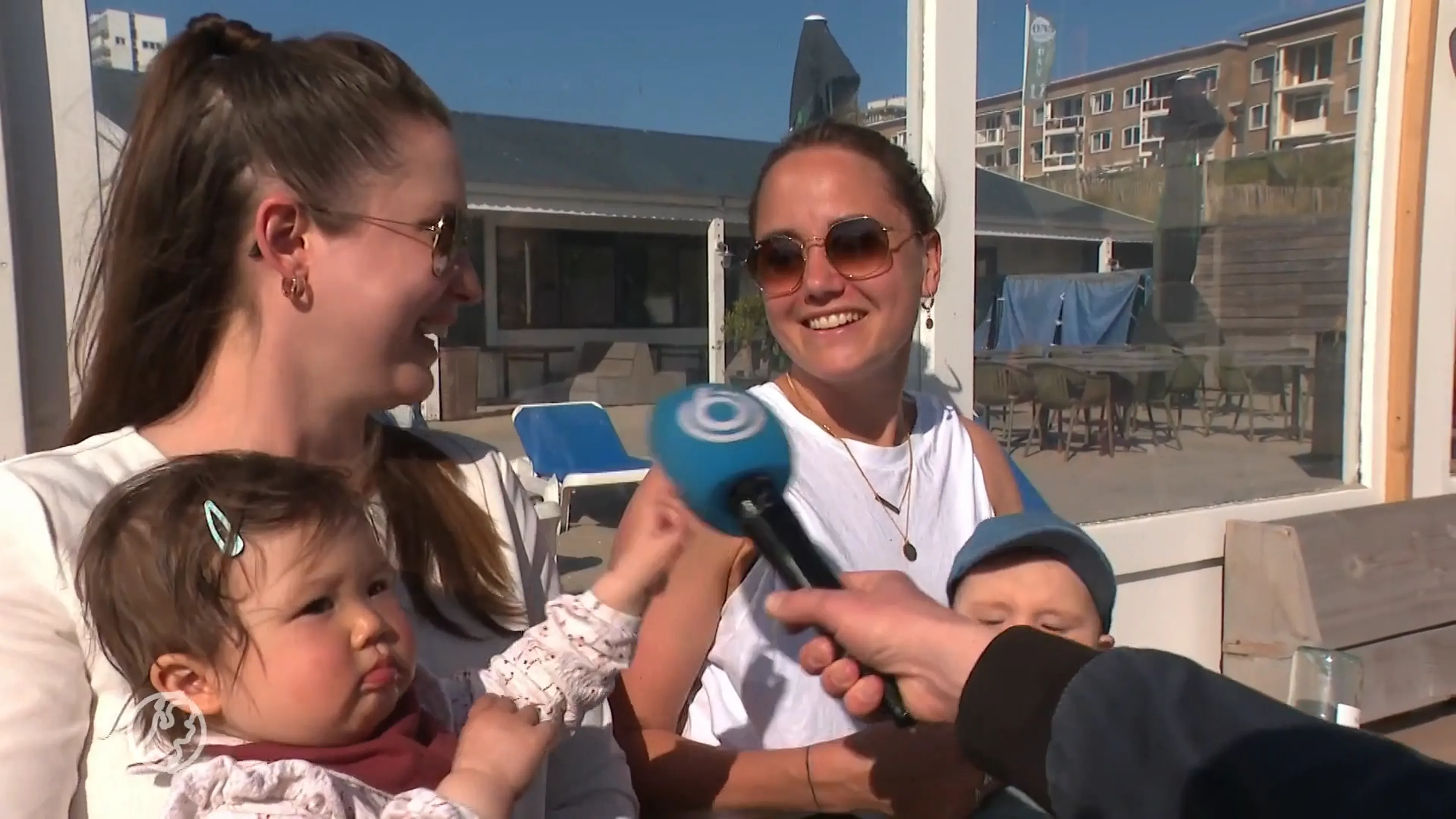 Strandgangers in de file richting Zandvoort op zonovergoten Moederdag