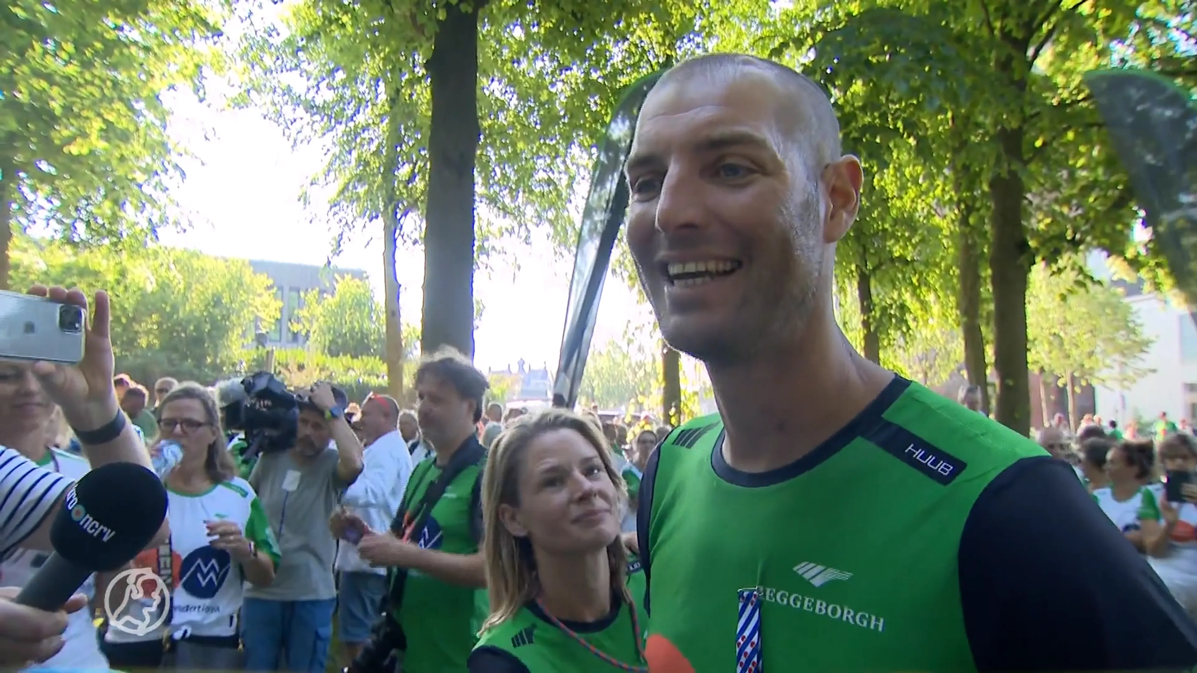 Van der Weijden finisht in elfstedentriatlon: ruim 3,7 miljoen opgehaald
