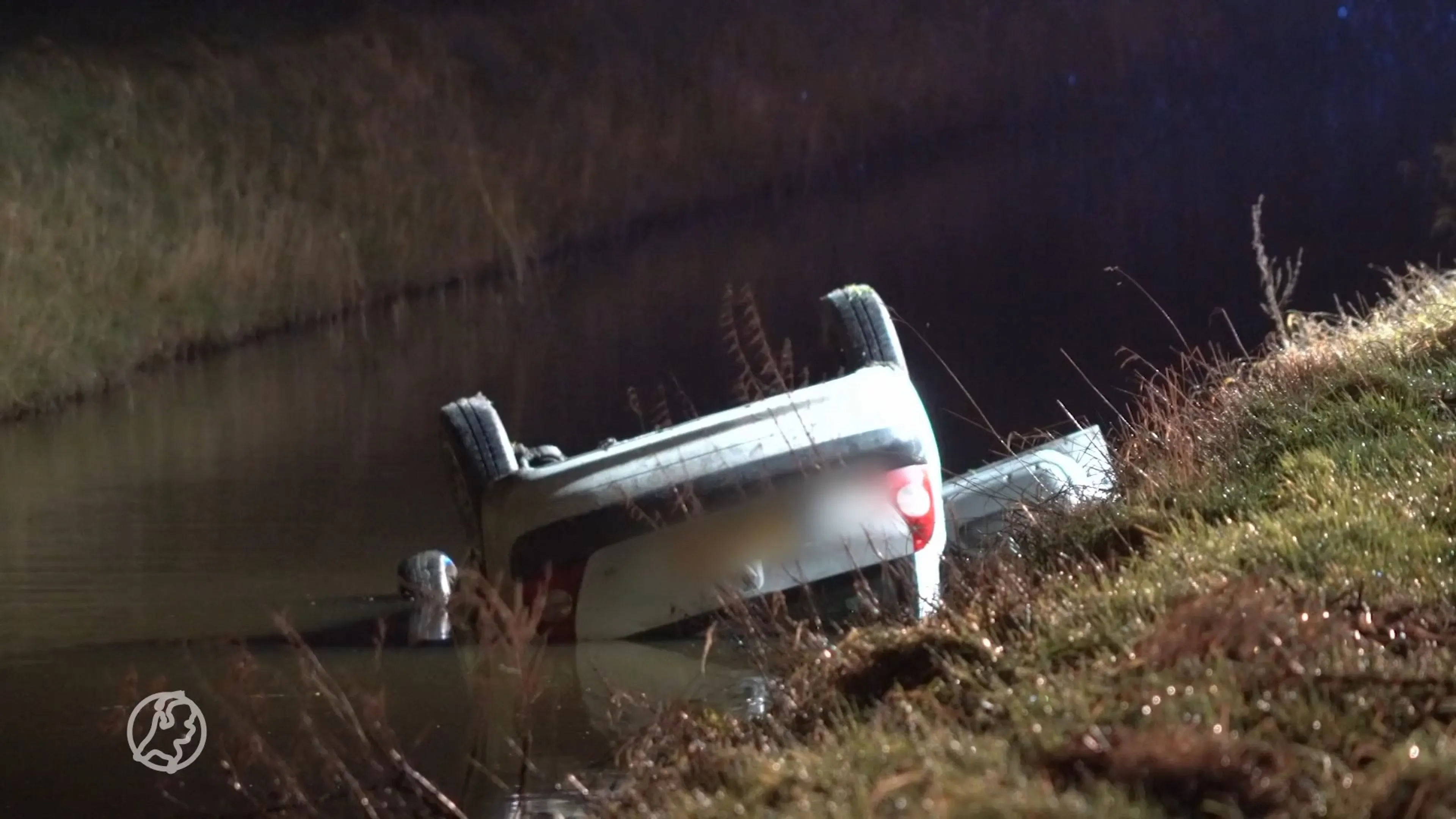 Auto op de kop in sloot Midwolda: bestuurder (24) overleden