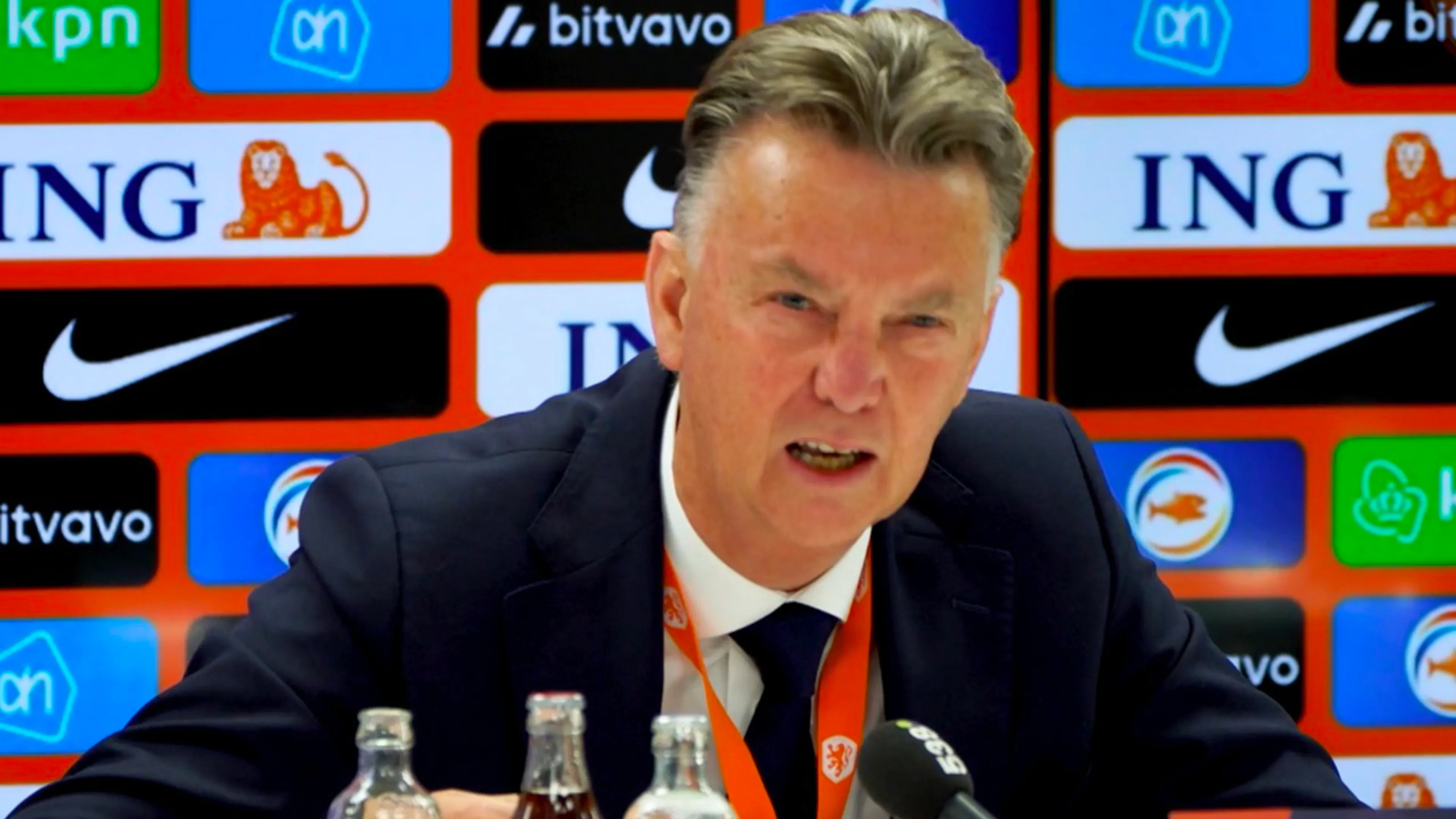 Valentijn en Van Gaal clashen op persconferentie: 'We stoppen hiermee, het is walgelijk'