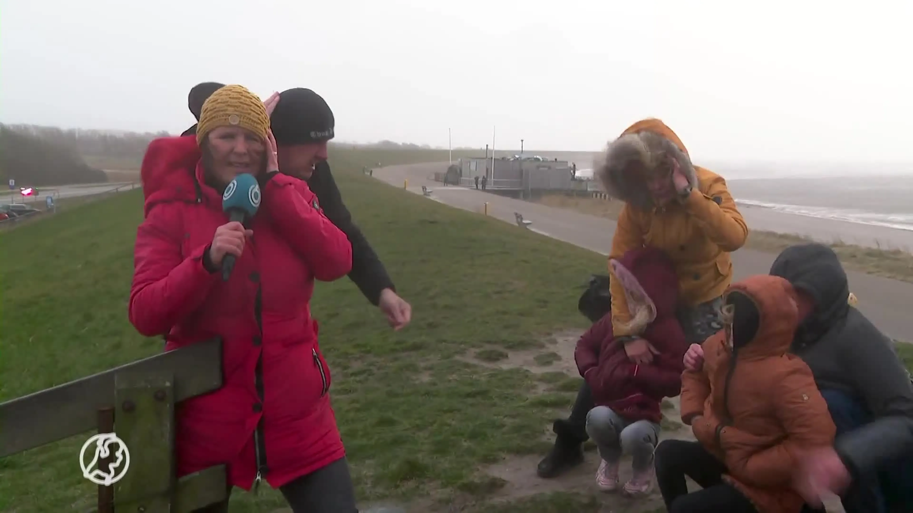 Verslaggever Hart van Nederland LIVE in Harlingen tijdens de storm