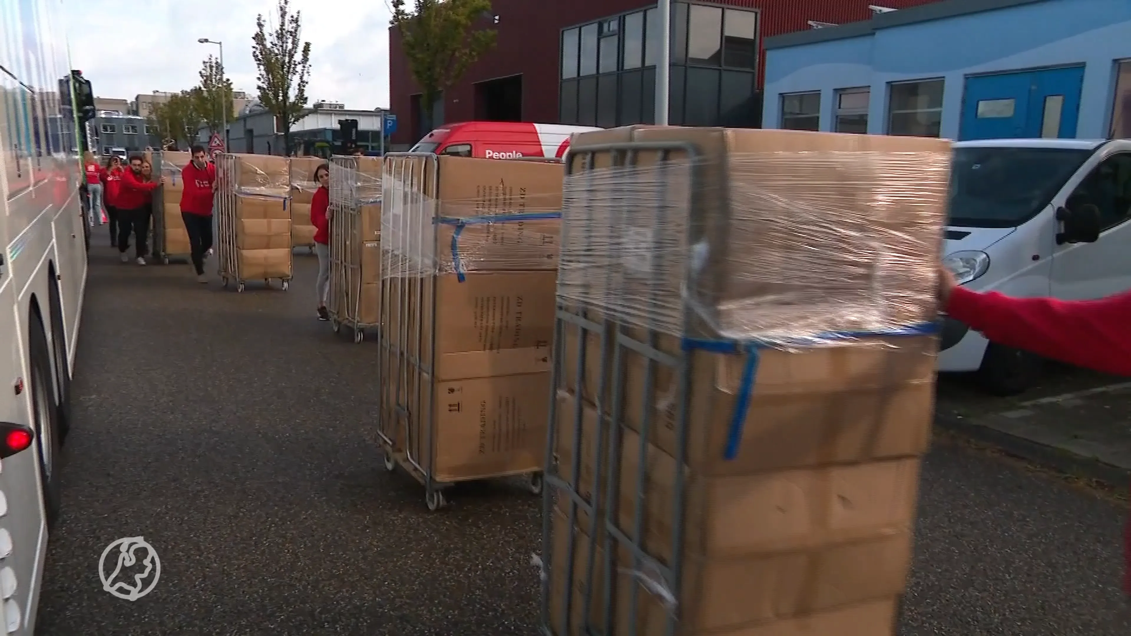 Vrachtwagens vol slaapspullen onderweg voor slachtoffers aardbeving Marokko