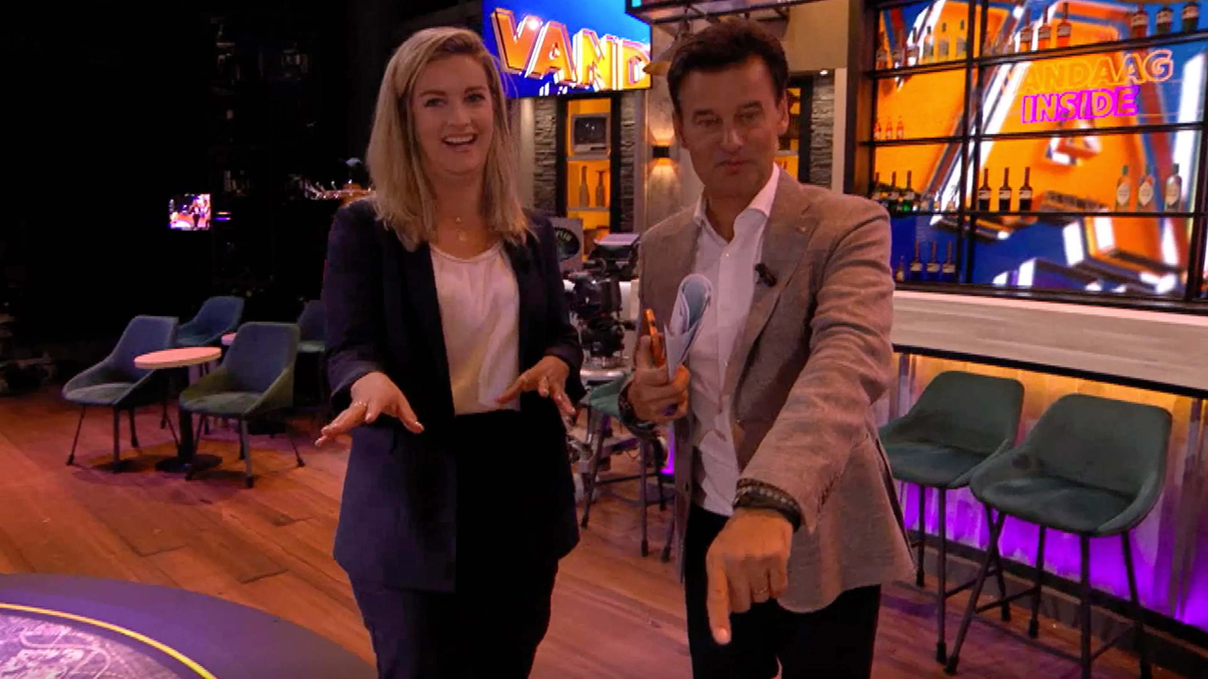 In de Wandelgangen: Wilfred en Merel voorkomen dat cameraman valt