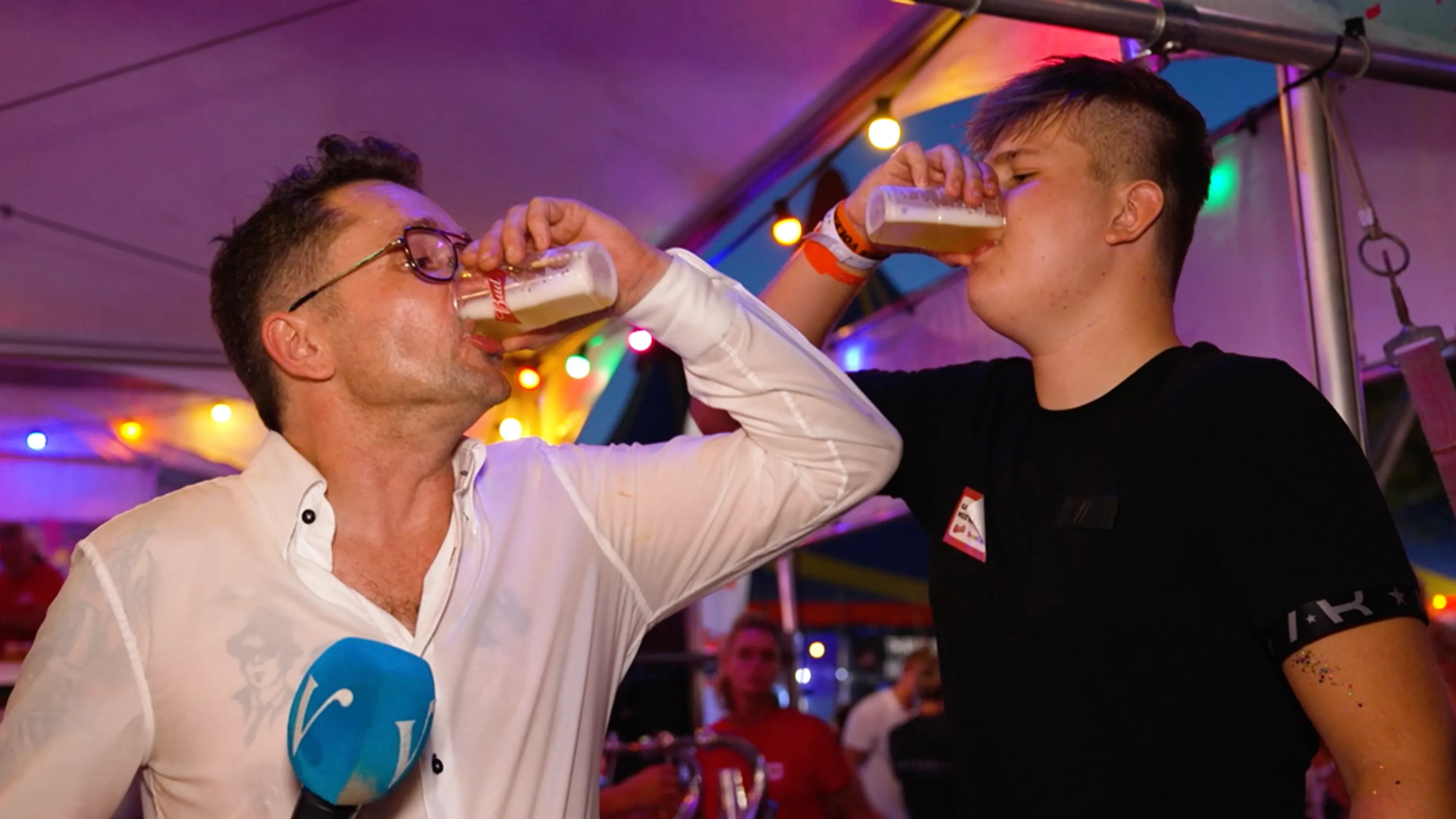 Tom Staal bezoekt kermis in Volendam: 'Jij bent echt een vakman!'