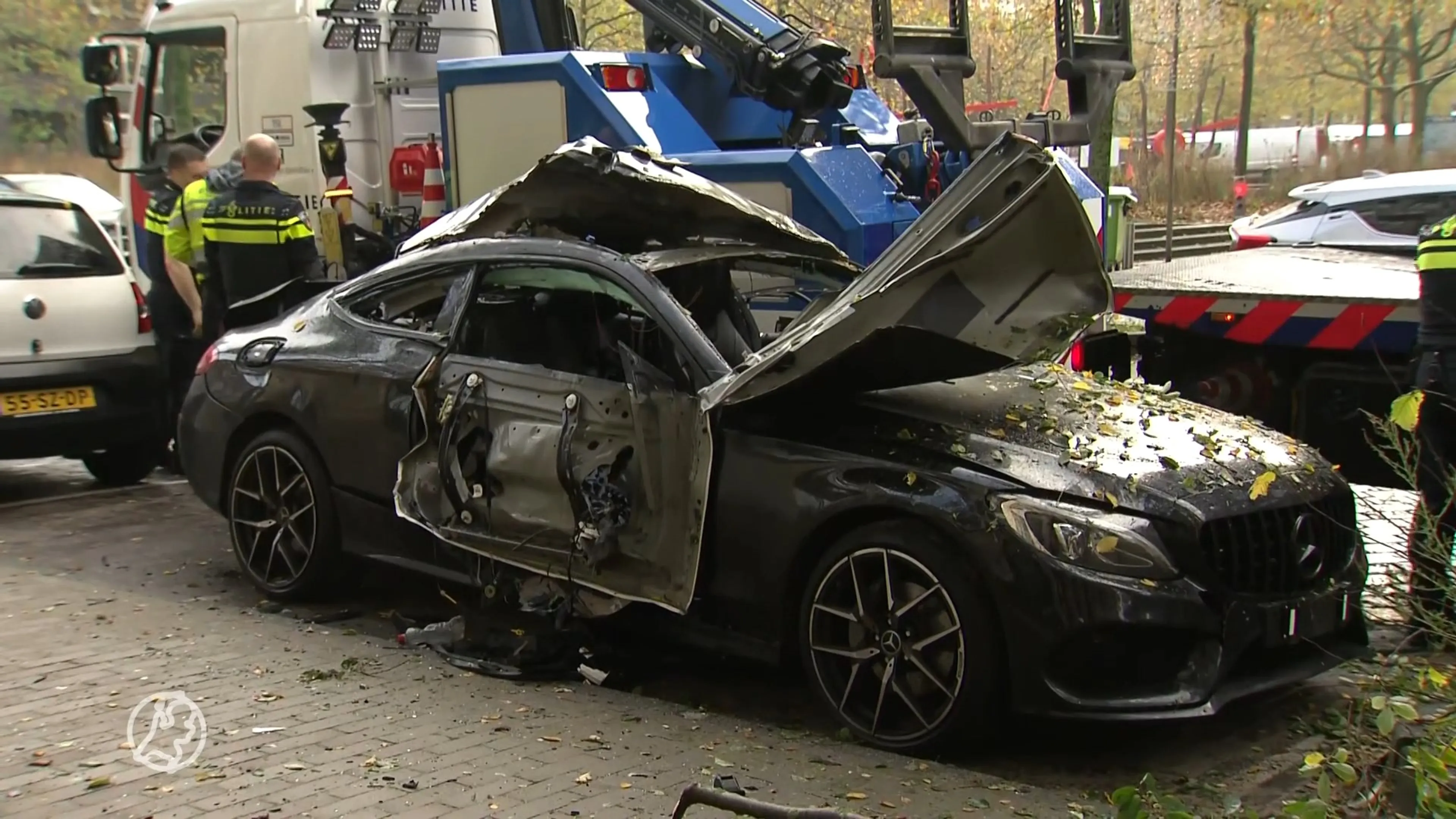 Auto explodeert in Amsterdam: dak volledig weggeblazen