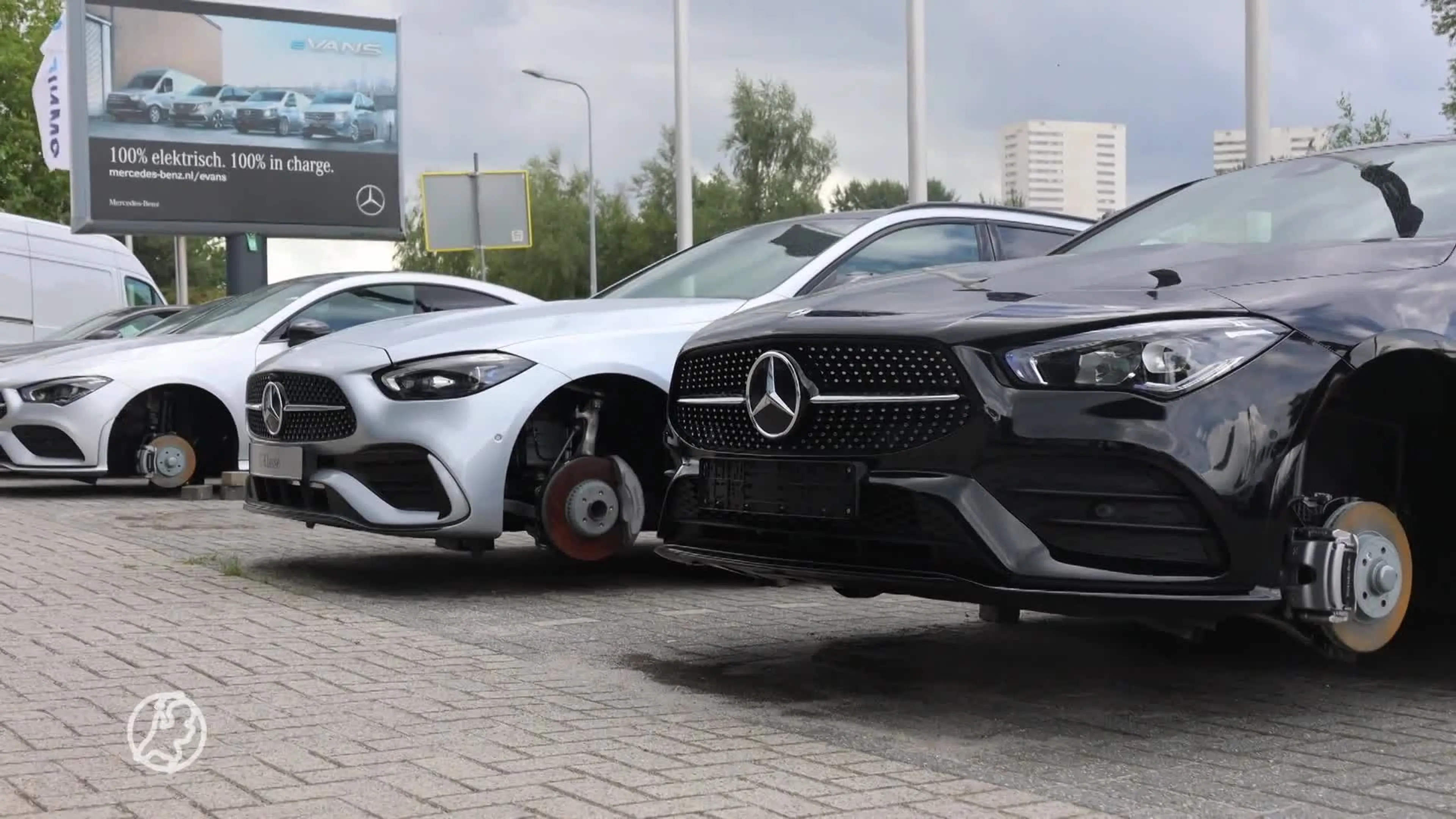 Tientallen dure velgen en banden gestolen bij Mercedesdealer in Groningen