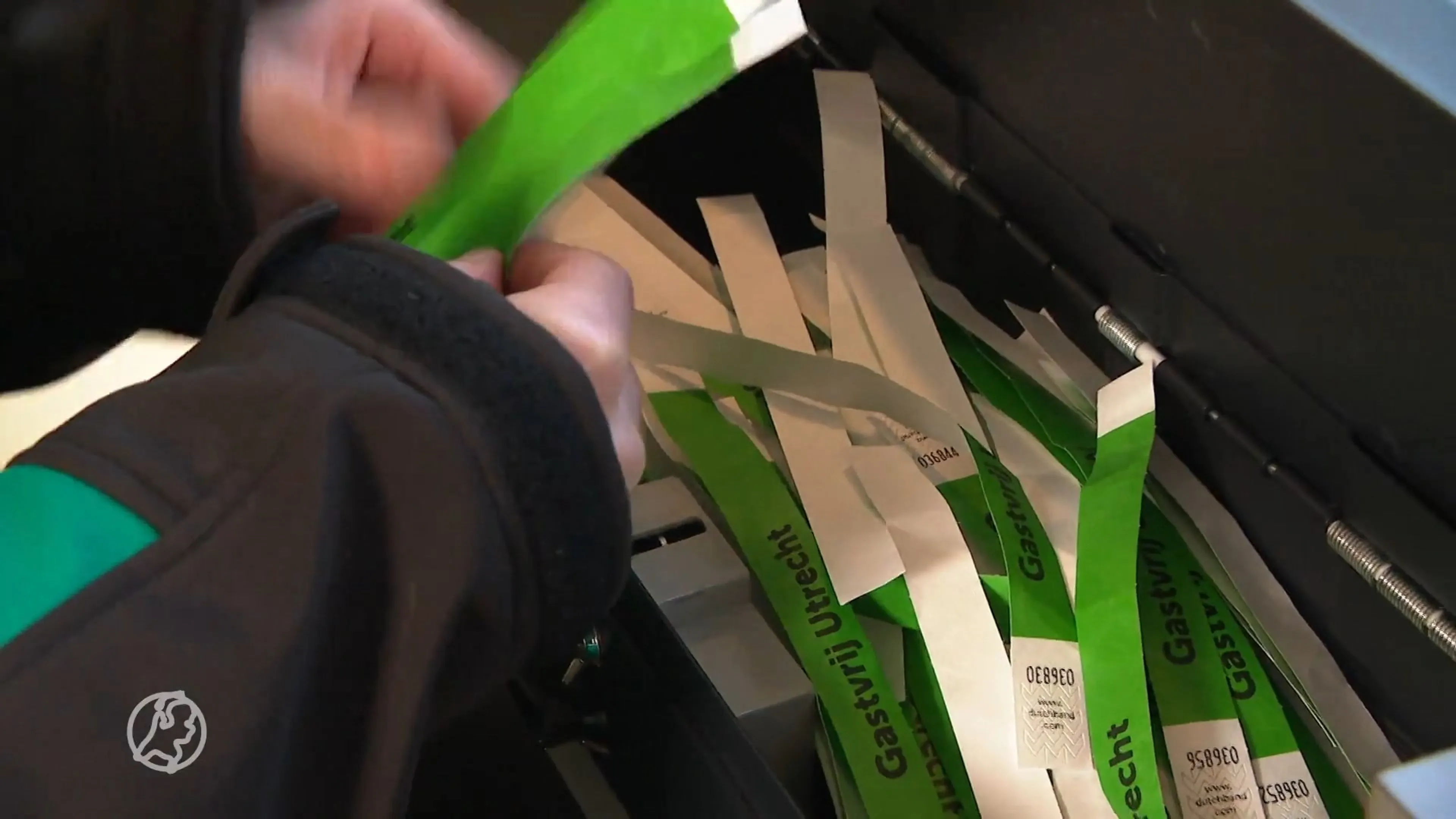 Polsbandjesleveranciers draaien overuren door vervanging QR-code