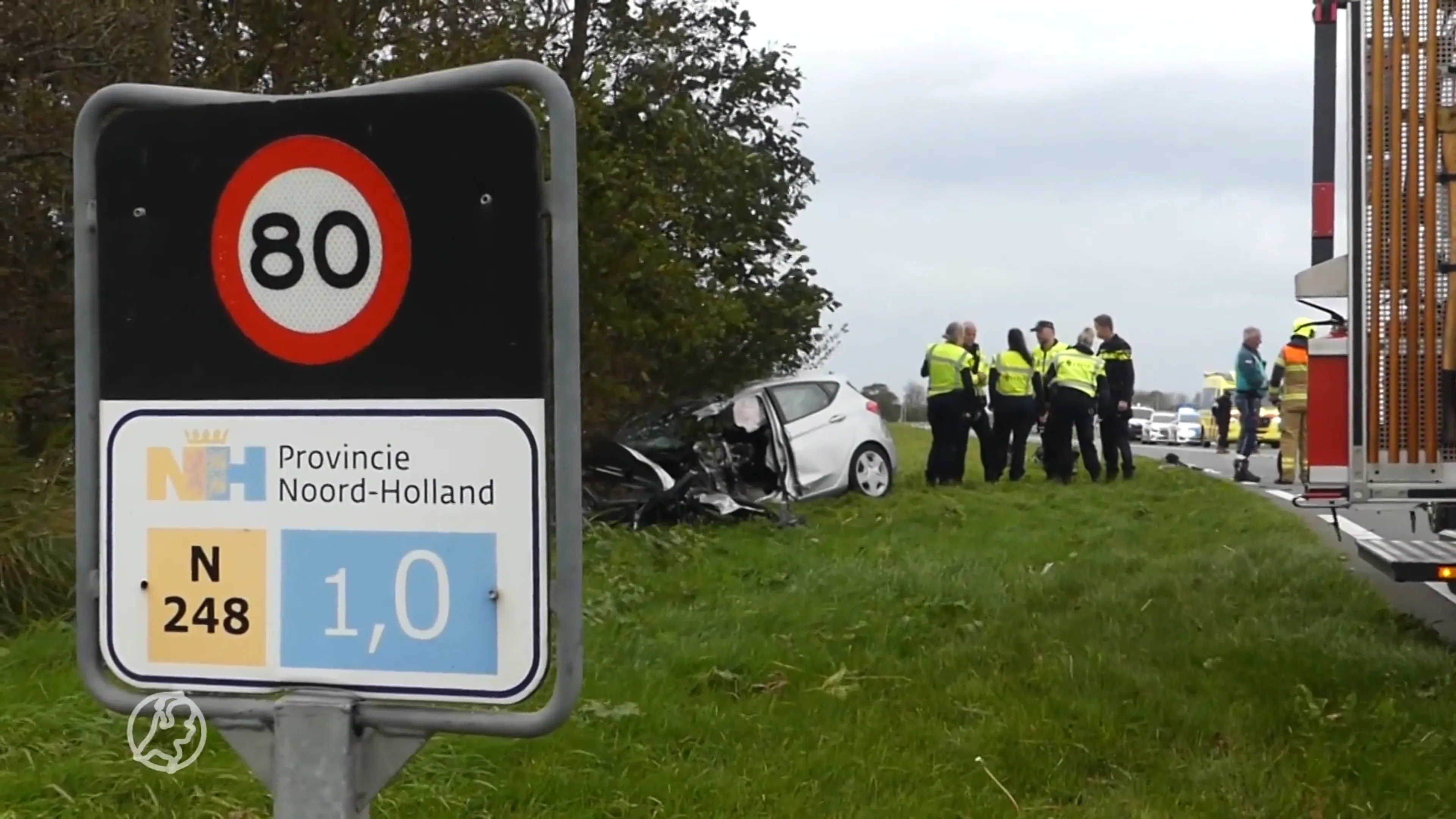 Ernstig ongeluk in Schagerbrug: vrachtwagen en auto botsen frontaal op elkaar