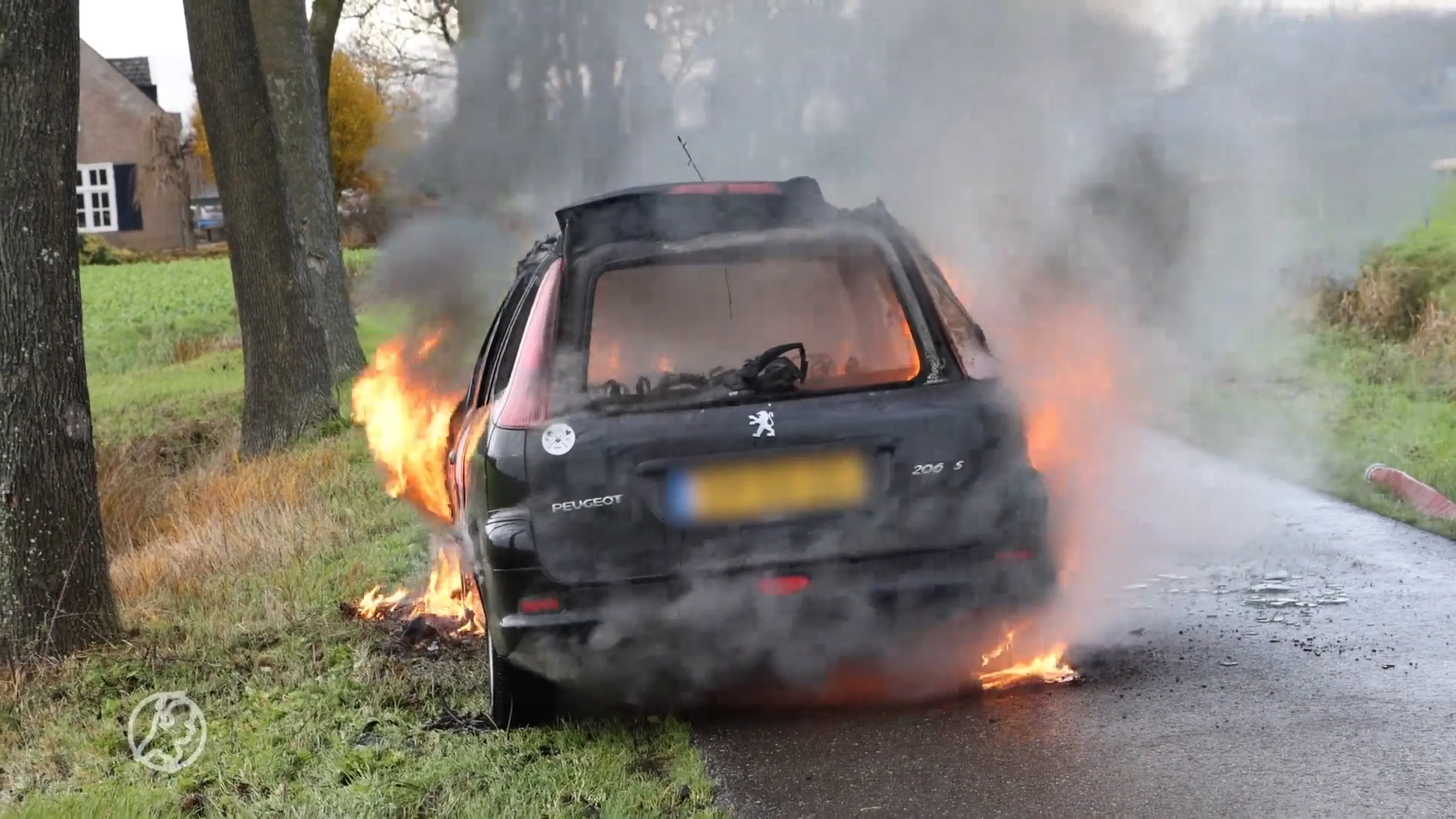Auto vliegt al rijdend in brand