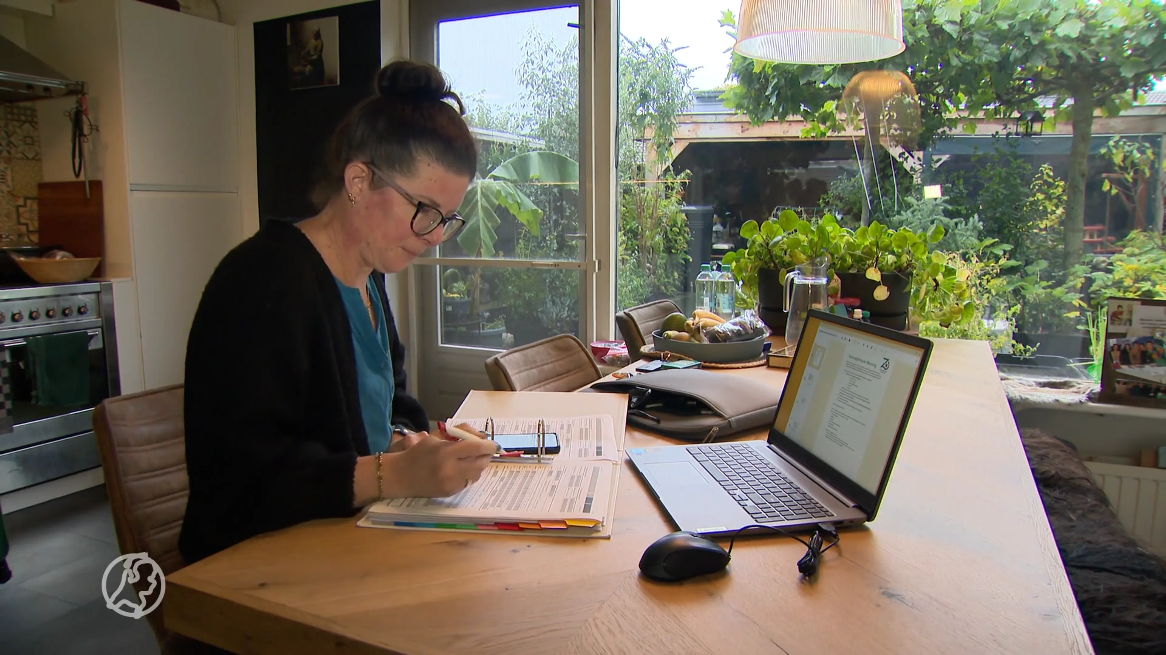 Mantelzorgers hebben handen vol aan papierwerk en afgaan loketten: 'Deze regelkolder moet stoppen'