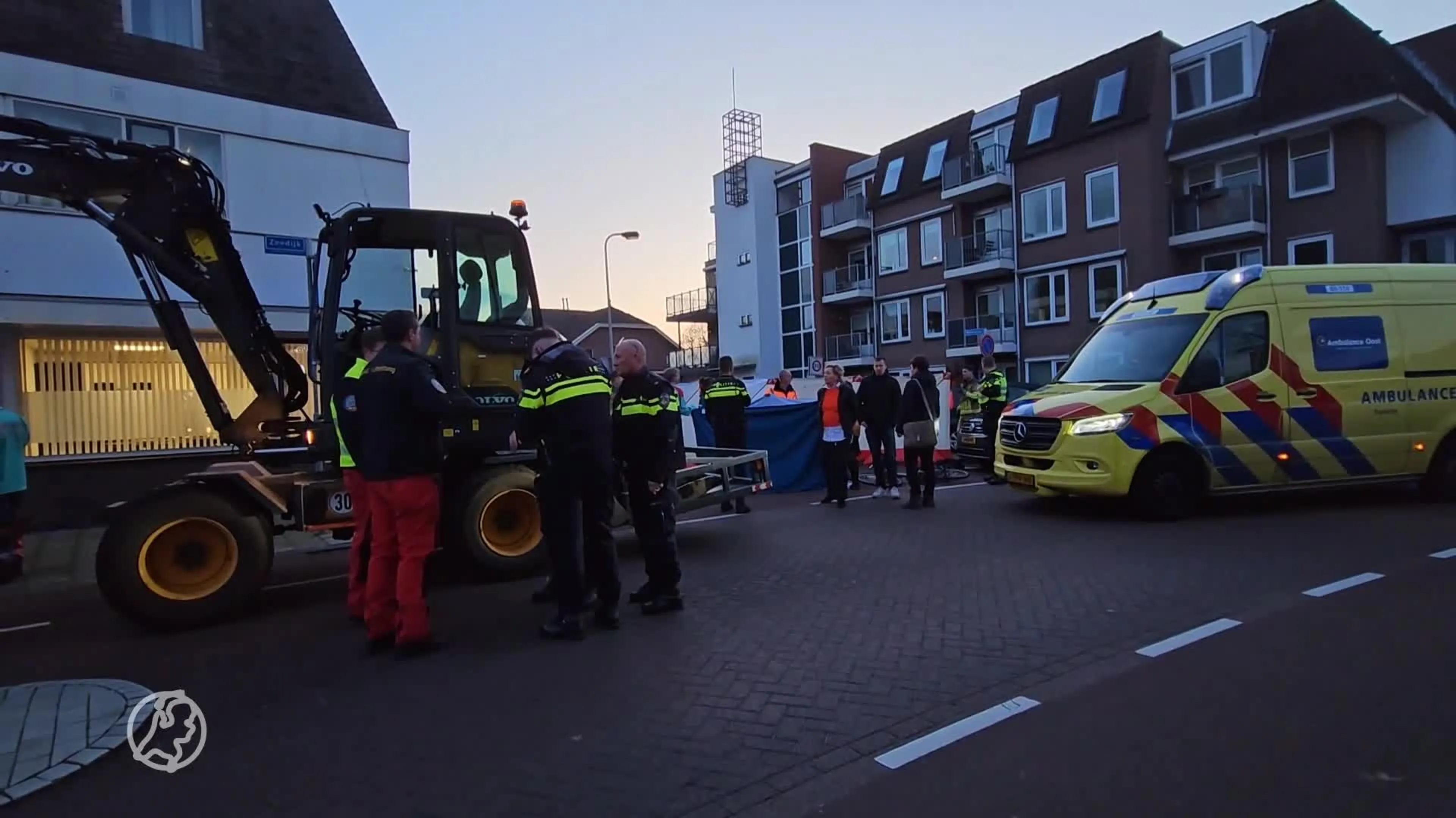 Fietser overleden na botsing graafmachine in Haaksbergen
