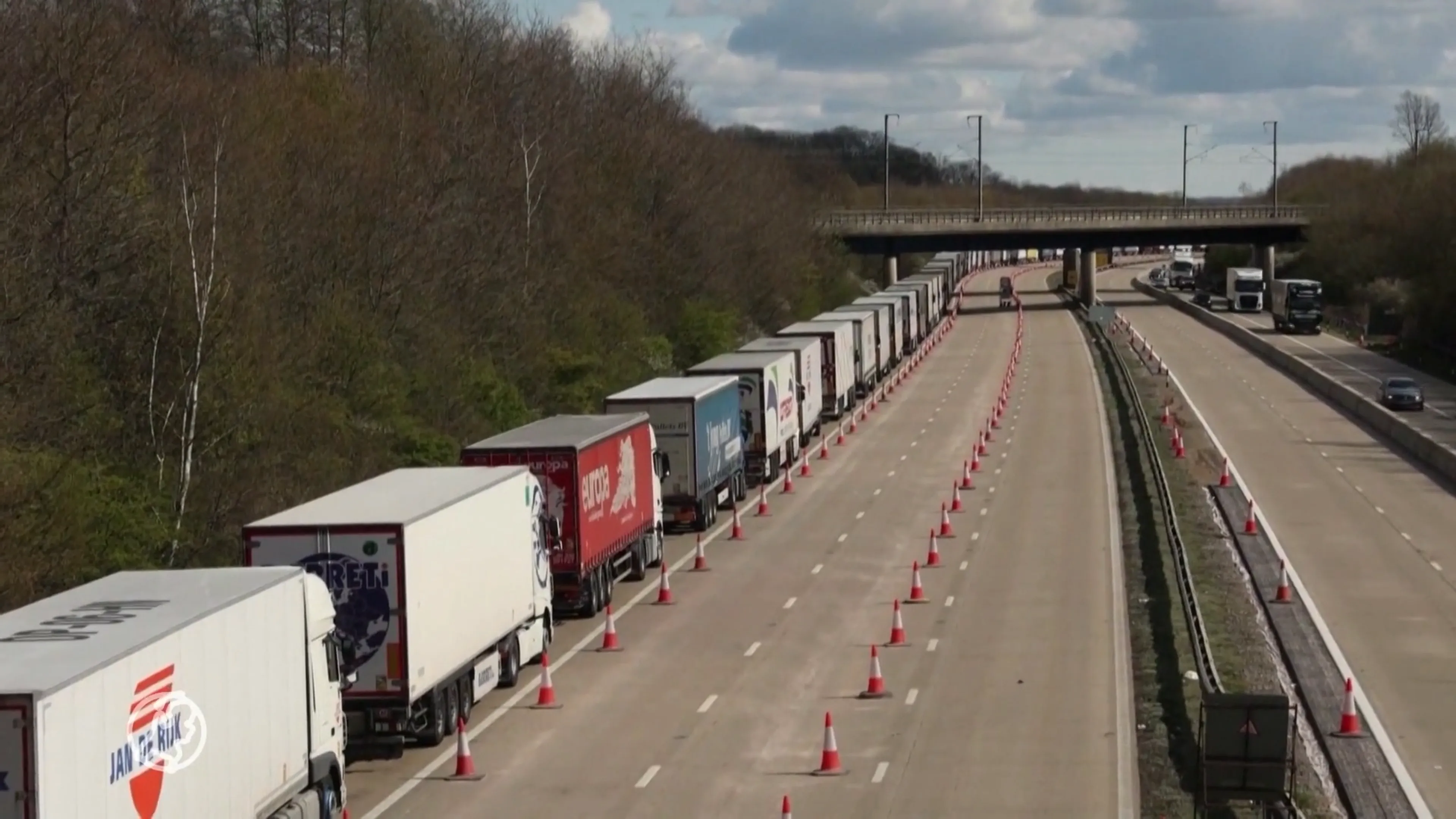 Nederlandse truckers staan dagenlang in de file in Engeland