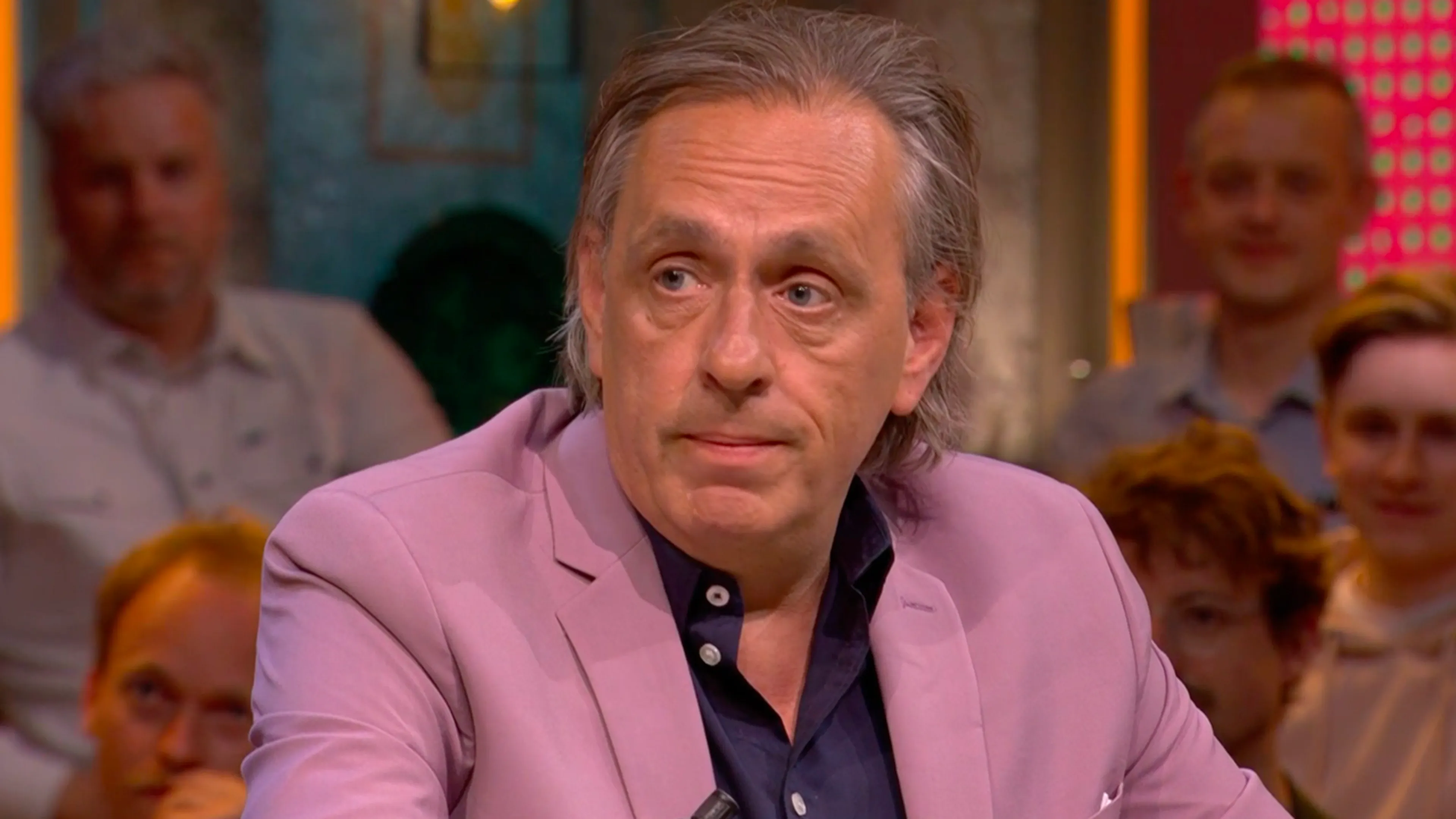 Marcel krijgt feedback op talkshow: ‘Het moet rechtser!’