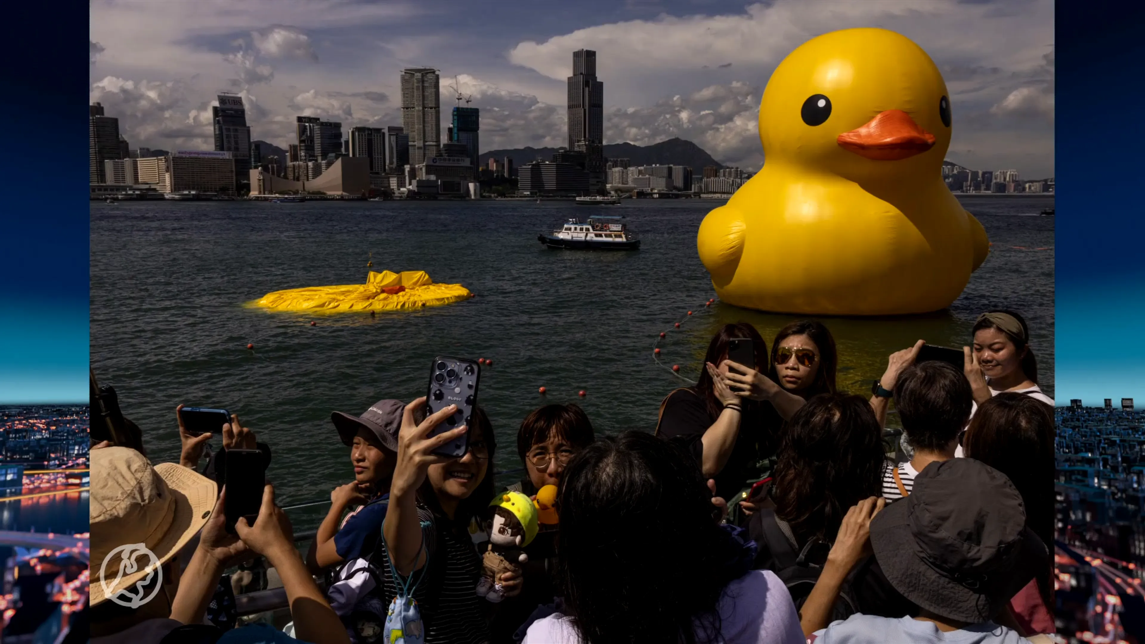 Twee enorme badeenden van Nederlandse kunstenaar in Hongkong na 1 dag al kapot