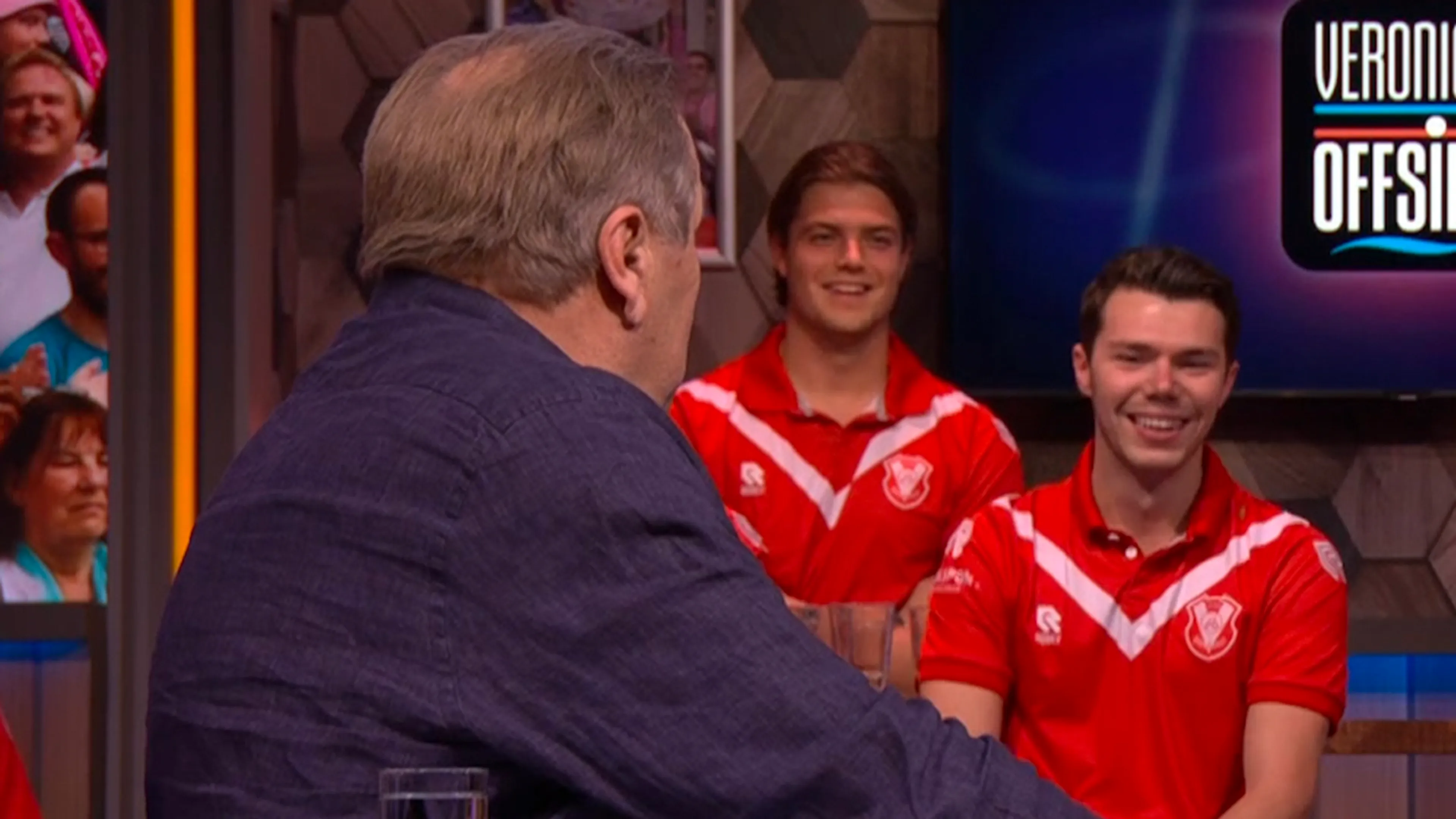 Jan dolt met speler van amateurelftal: 'Lekker gedaan, twee penalty's gemist!'