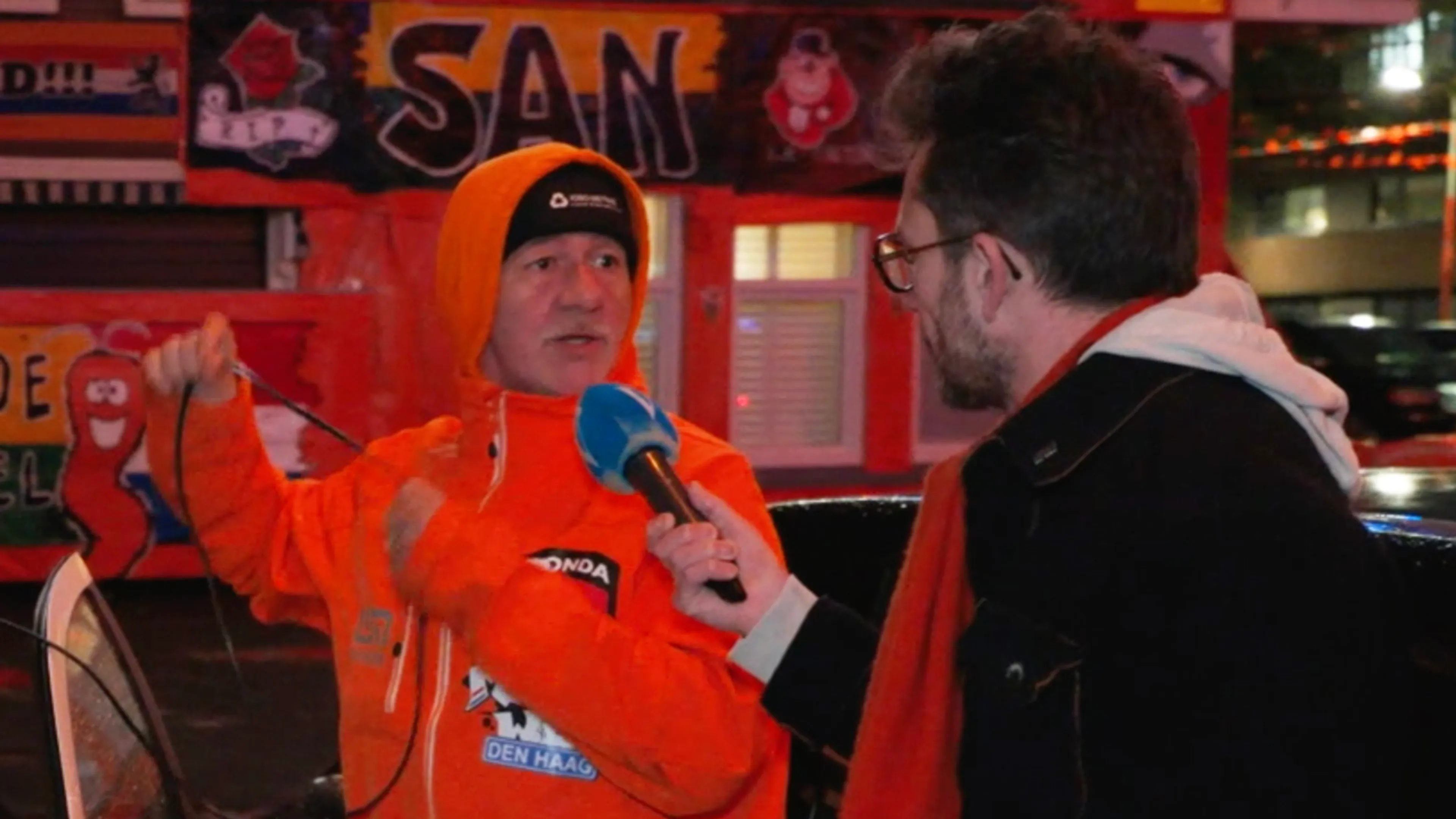 'Ik loop een beetje mank, want ik ben gisteren naar de hoeren geweest!'